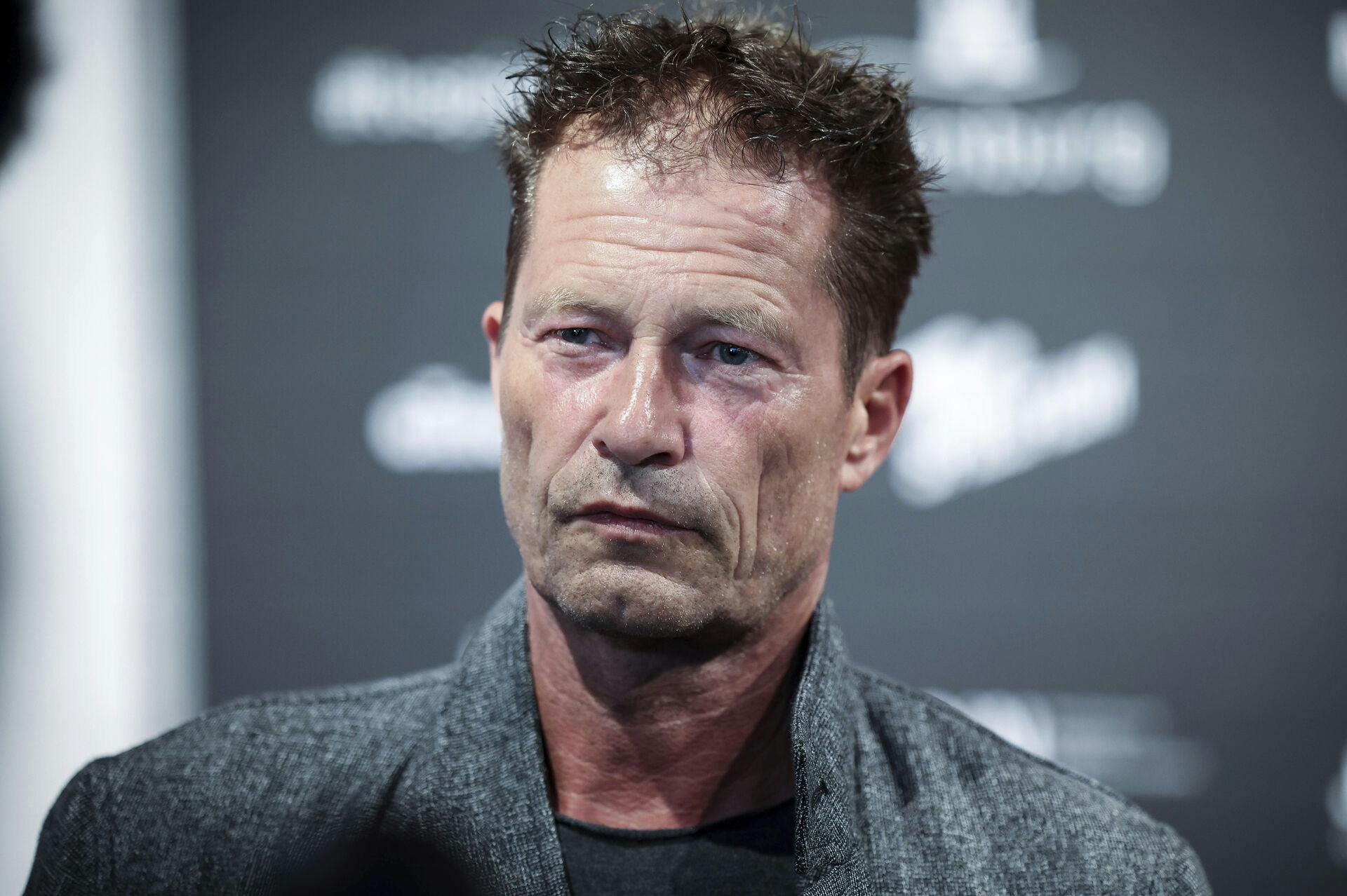 Den berømte skuespiller og filminstruktør Til Schweiger anklages for upassende adfærd af mere end 50 personer fra branchen.