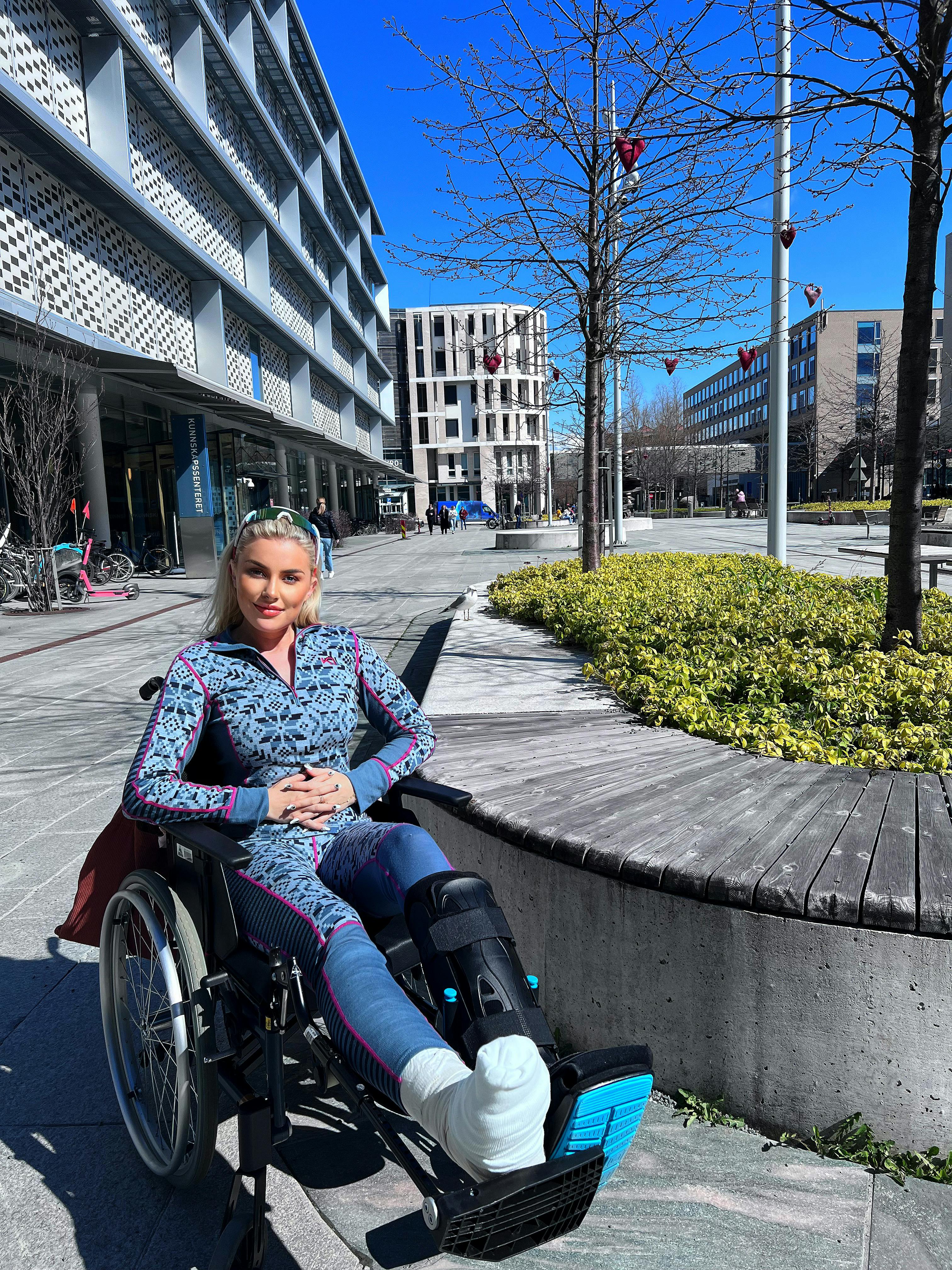 Annette Rian Skøjberg sidder i kørestol efter et uheld i en trampolinpark.