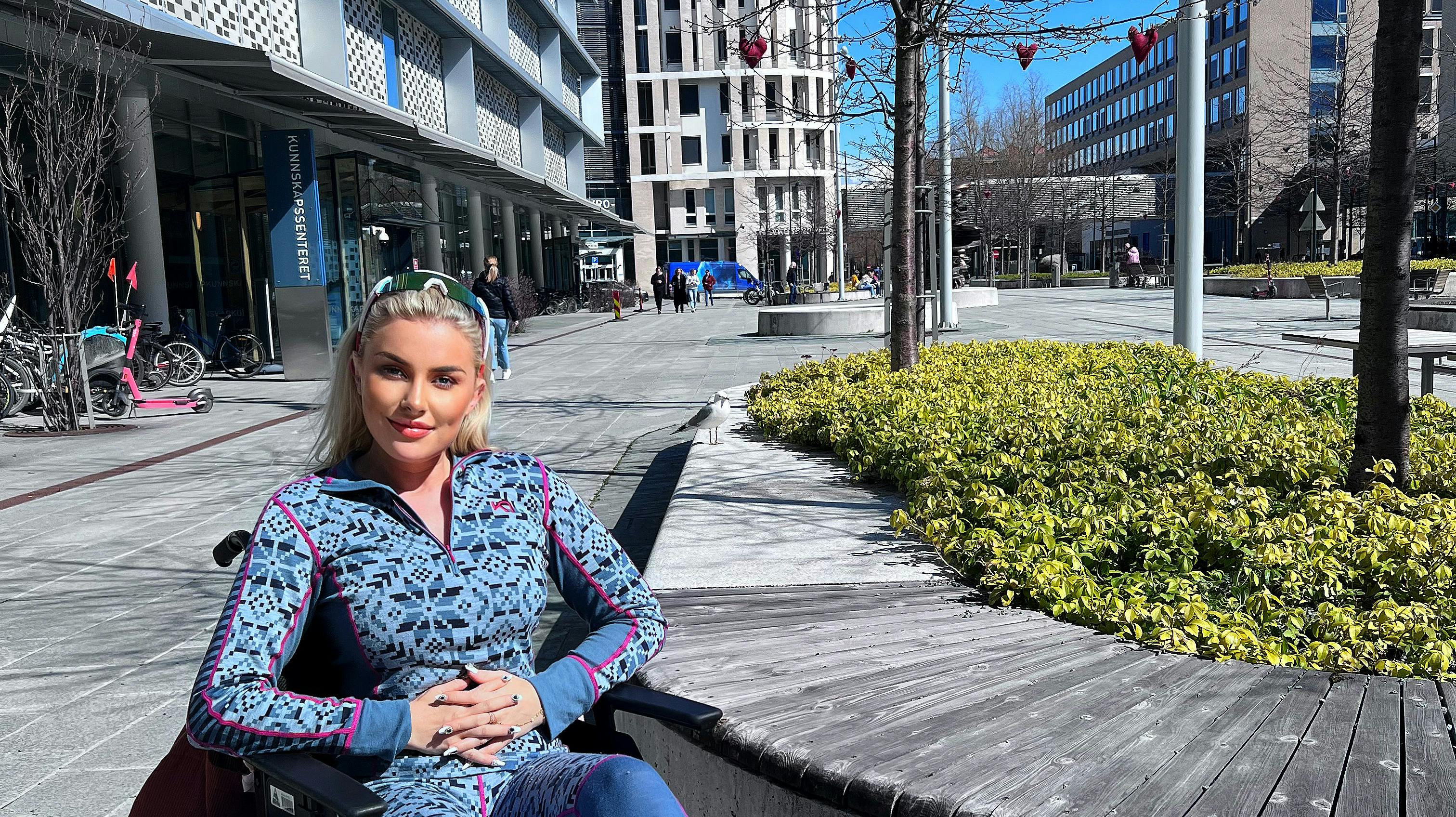 Annette Rian Skjølberg sidder i kørestol efter et uheld i en trampolinpark.