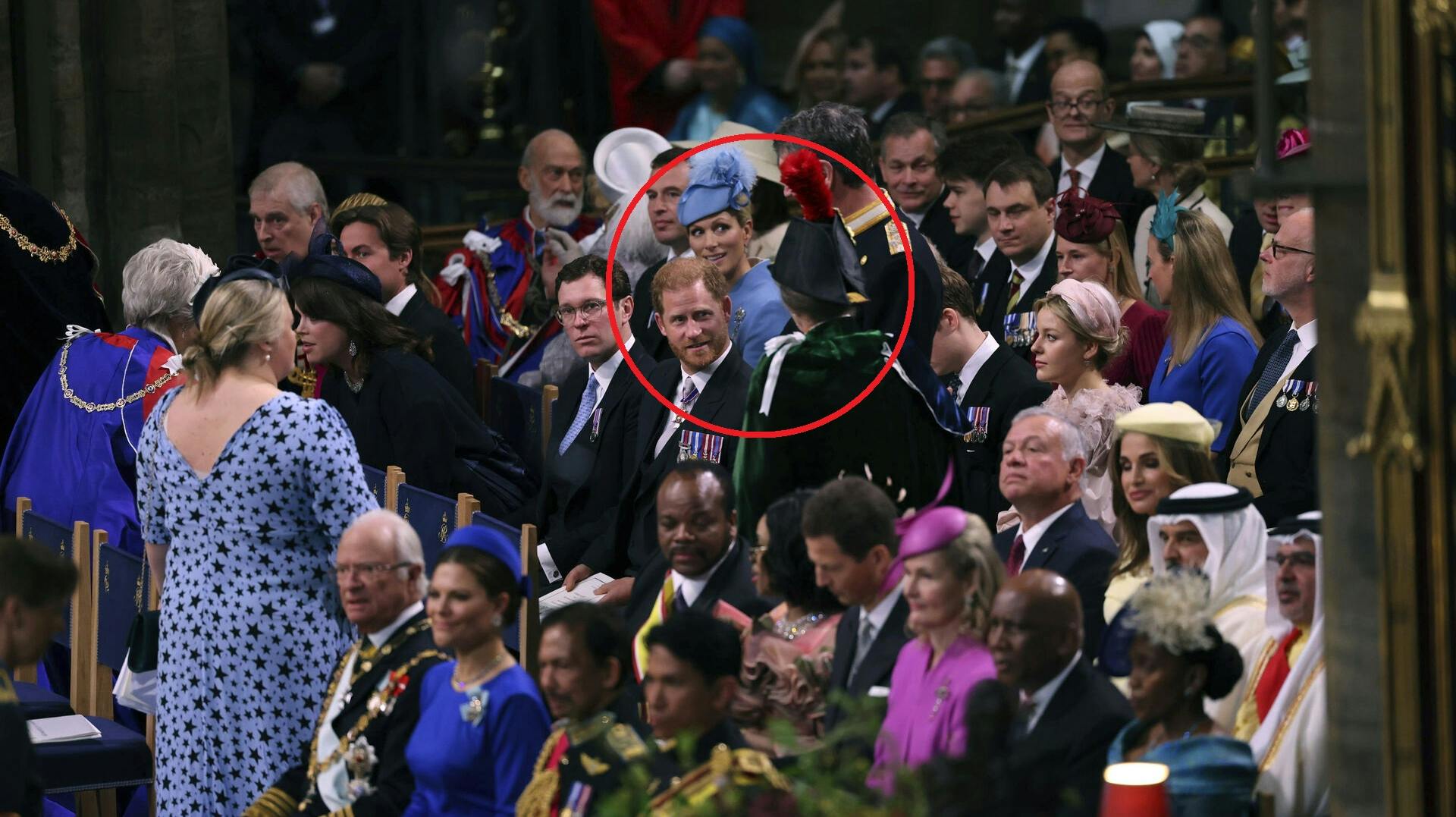 Prins Harry taler her med prinsesse Anne, som var iført en gigantisk hat.