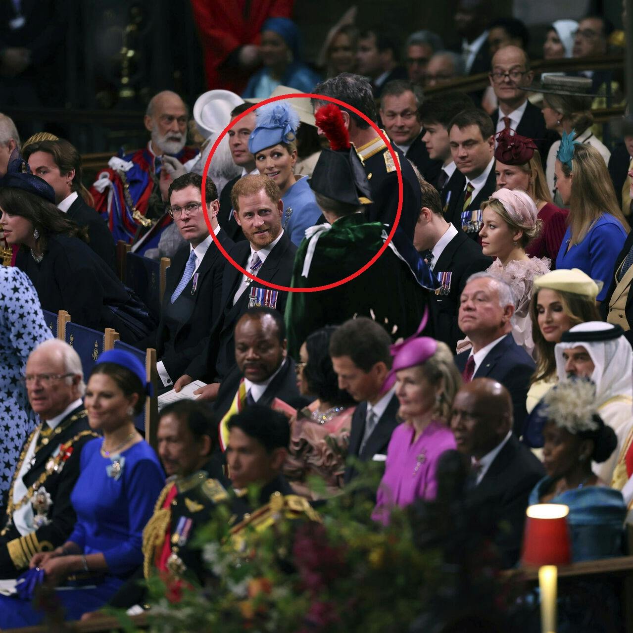 Prins Harry taler her med prinsesse Anne, som var iført en gigantisk hat.
