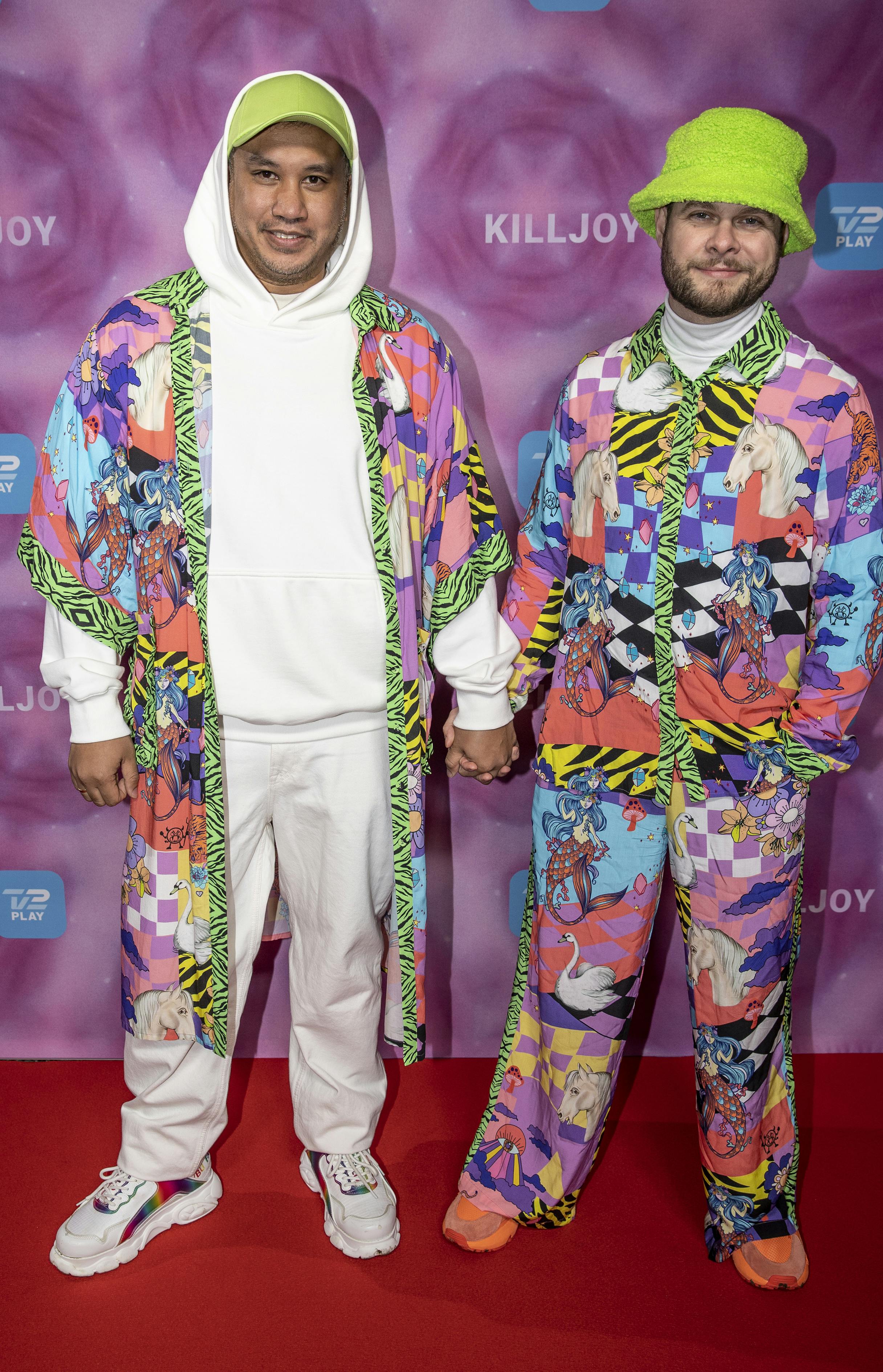 Kaspar og Lambang Arianto lever op til termen "regnbuefamilie" med deres farverige outfits og personligheder. 