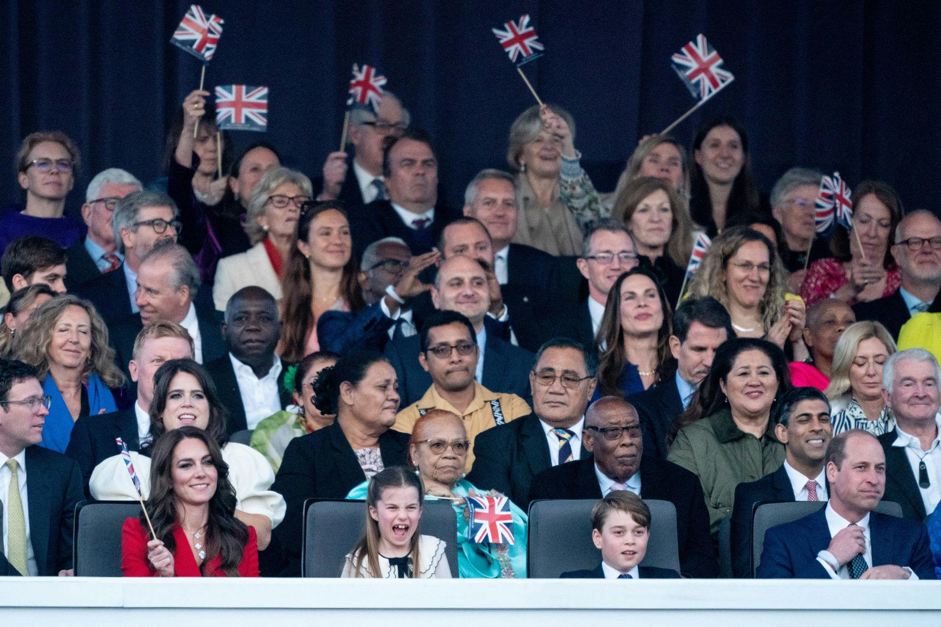 Hele kongefamilien var i hopla under den kæmpe&nbsp;kroningskoncert ved Windsor Castle. Under koncerten optrådte flere prominente navne - og det fik selvfølgelig kong Charles og resten af familien til at slå sig løs.&nbsp;
