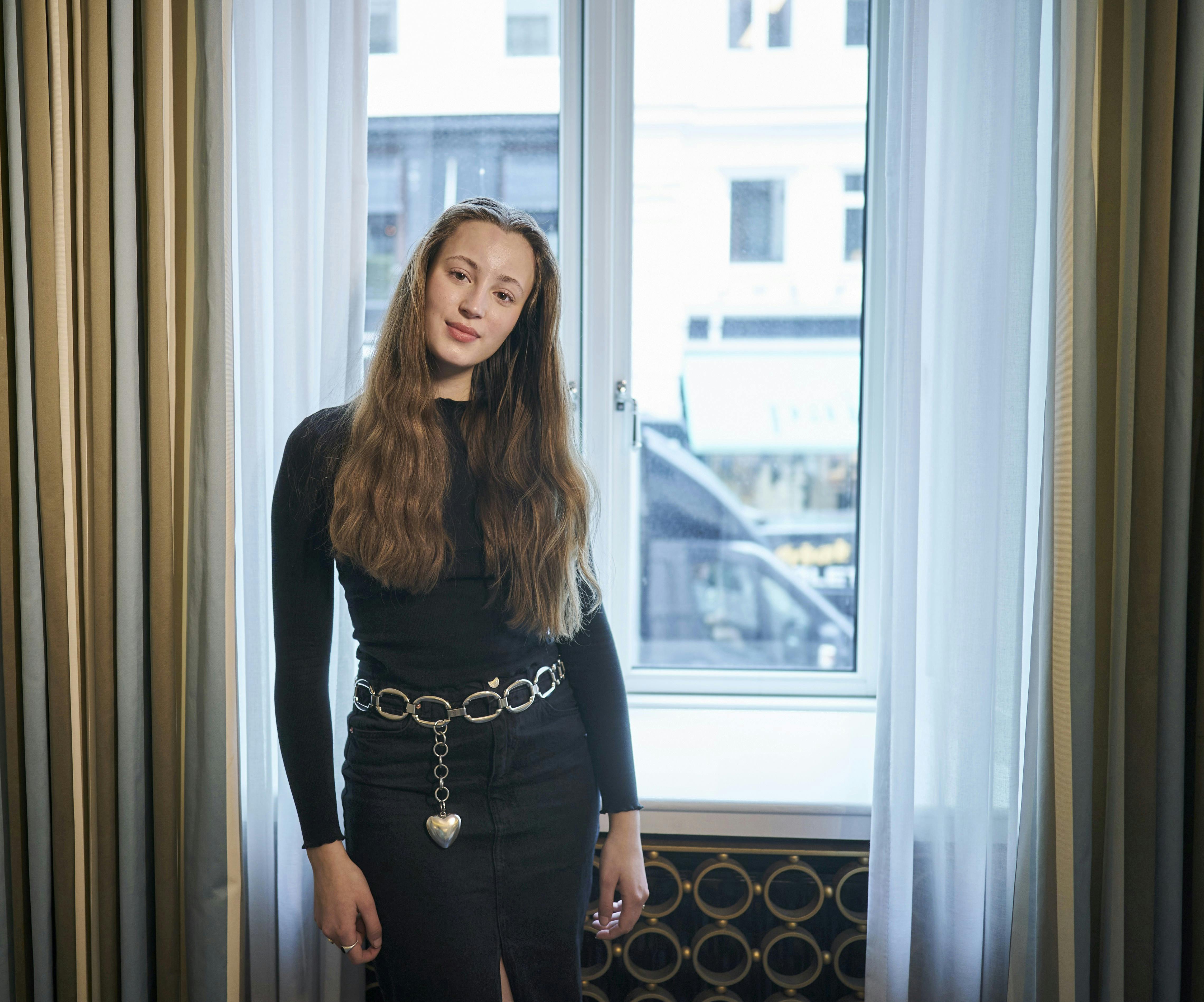 20-årige Josephine Højbjerg har et tæt forhold til sin mor og mormor, og derfor var det også en glædelig overraskelse, at de havde sneget et lille brev med i hendes kuffert til Nepal.