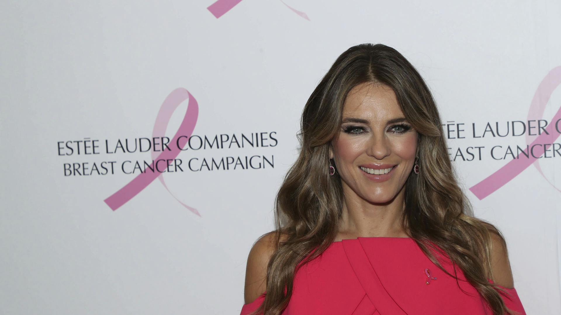 Elizabeth Hurley bliver hyldet efter at have delt en række letpåklædte billeder.