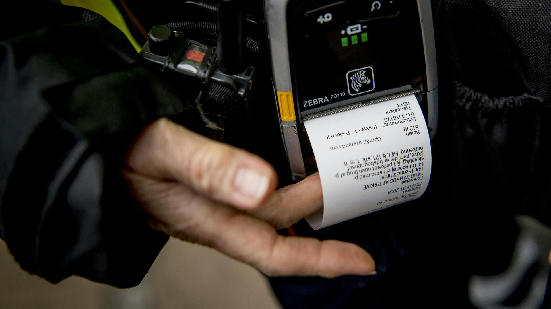 Aarhus Kommune er gået i gang med at fyre alle parkeringsvagterne - for at ansætte dem igen under ændrede vilkår. 