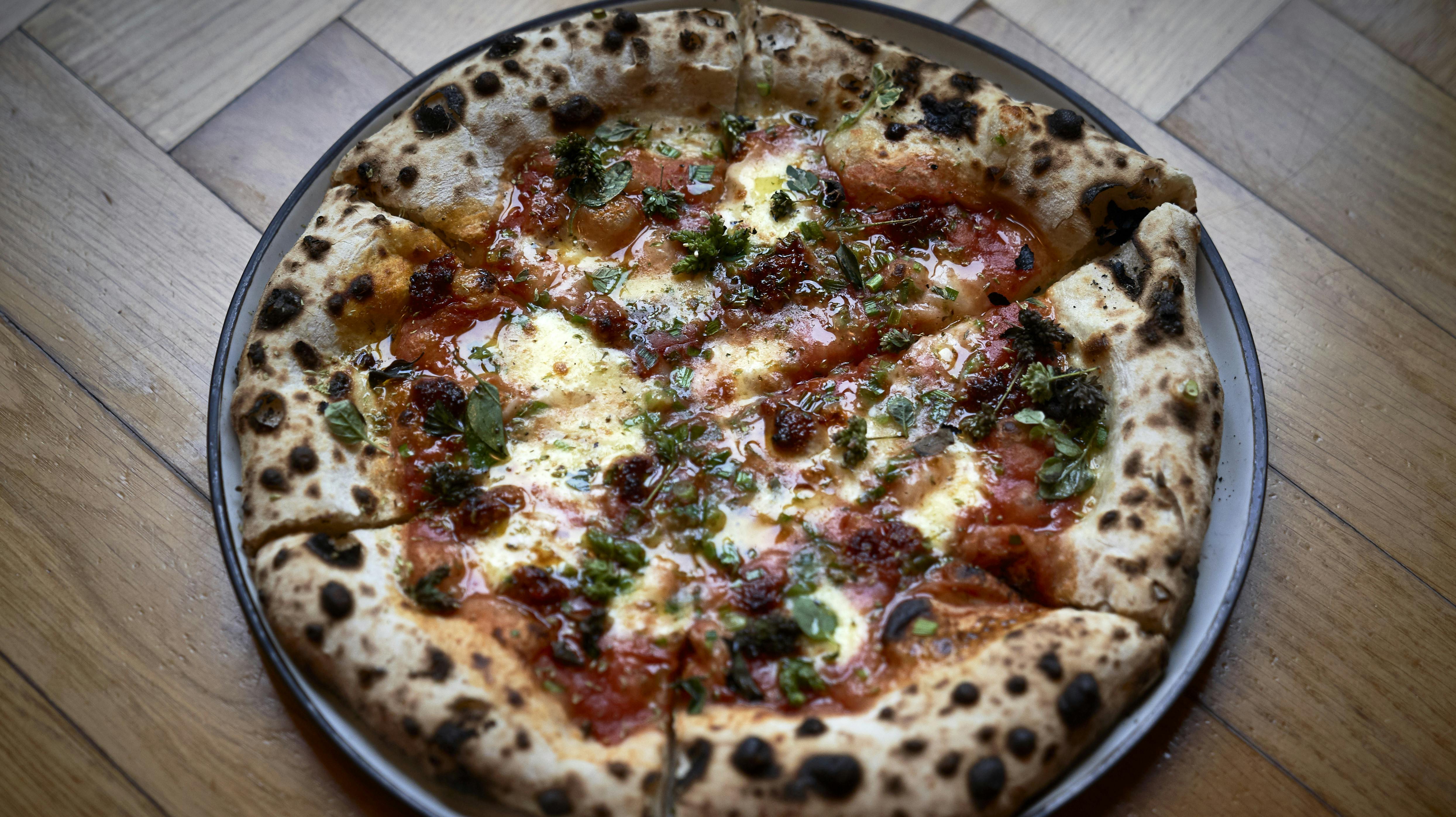 Hvis du lægger vejen forbi BÆST på Nørrebro, kan du se frem til at få en bid af Europas næstbedste pizza. 