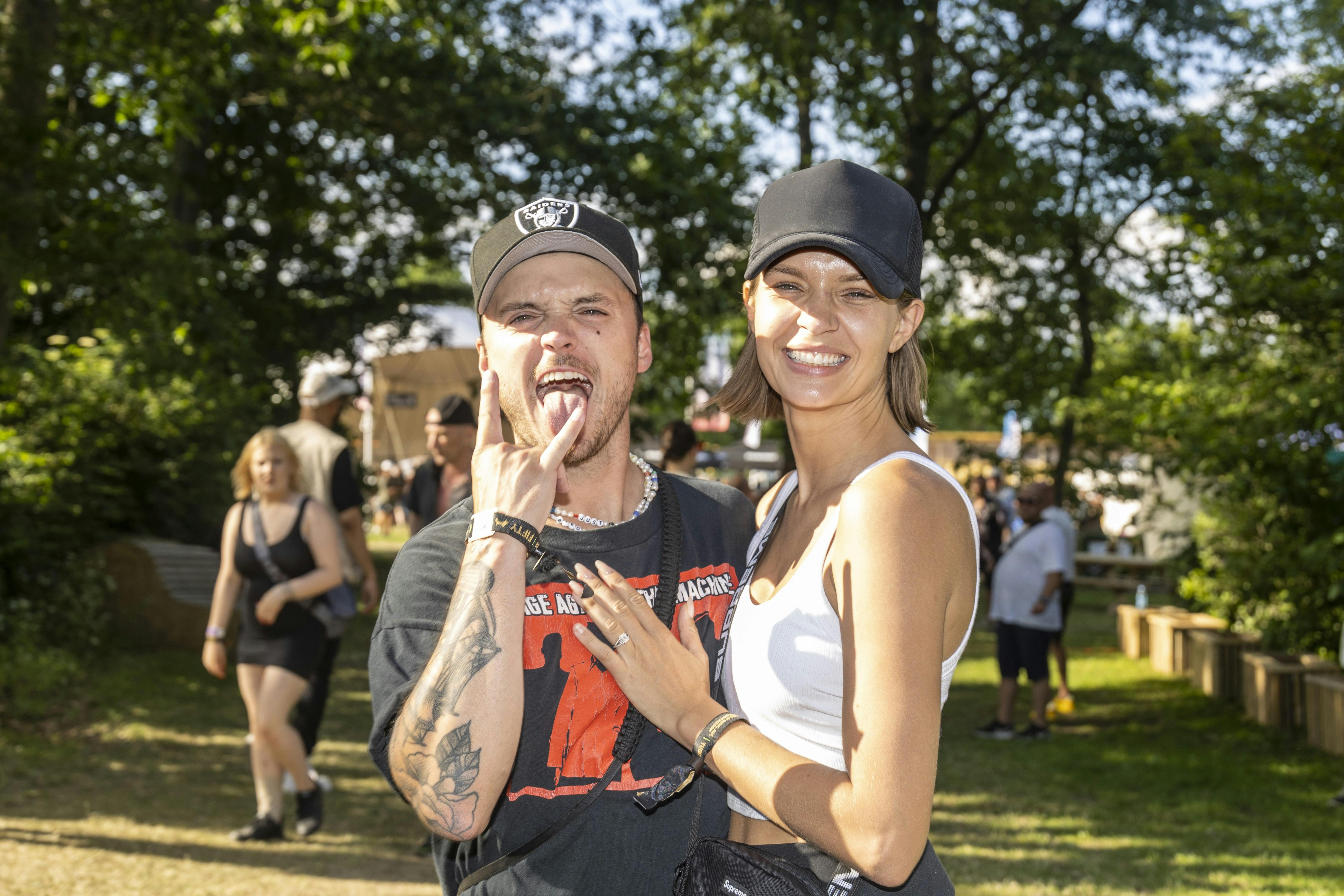 Josephine Skriver og Alexander DeLeon på Roskilde Festival i 2022.