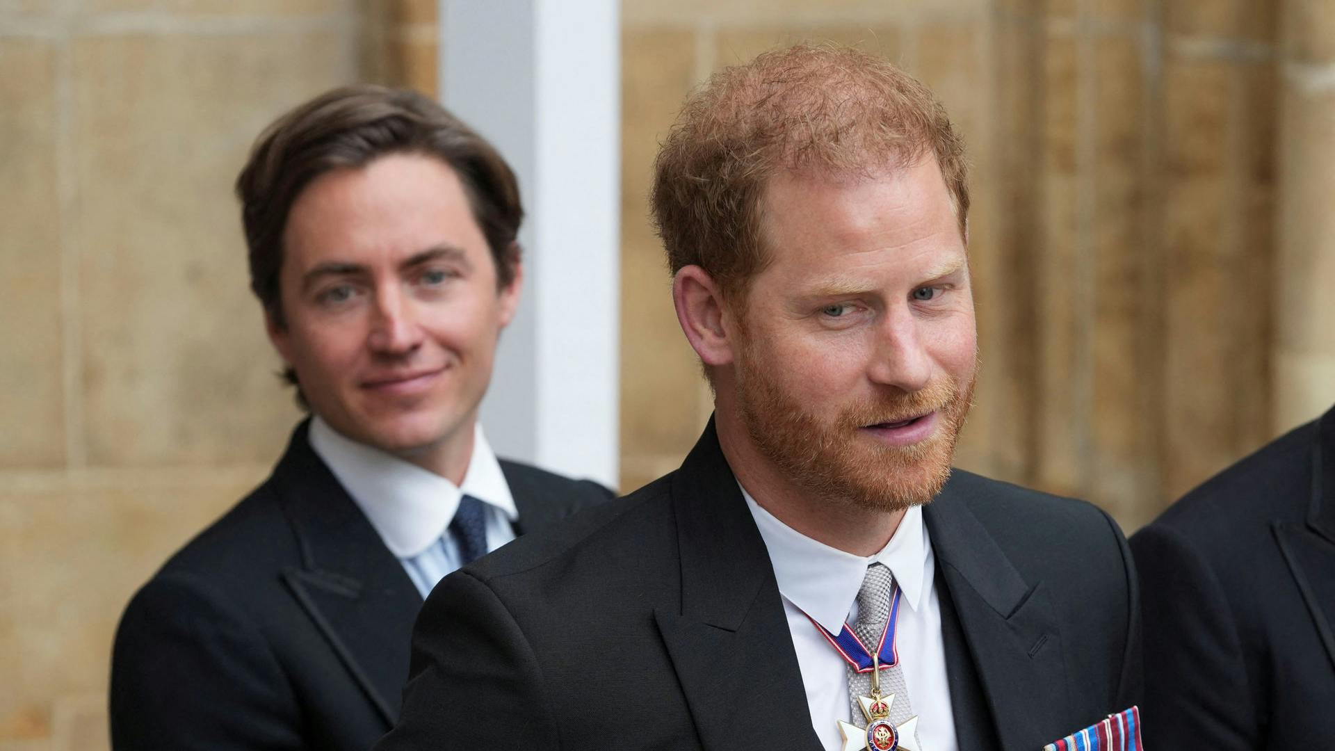 Prins Harry til sin fars kroning i London lørdag.
