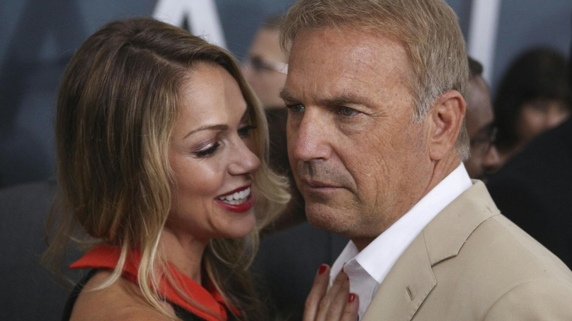 Det er slut mellem Kevin Costner og hustruen Christine Baumgartner.