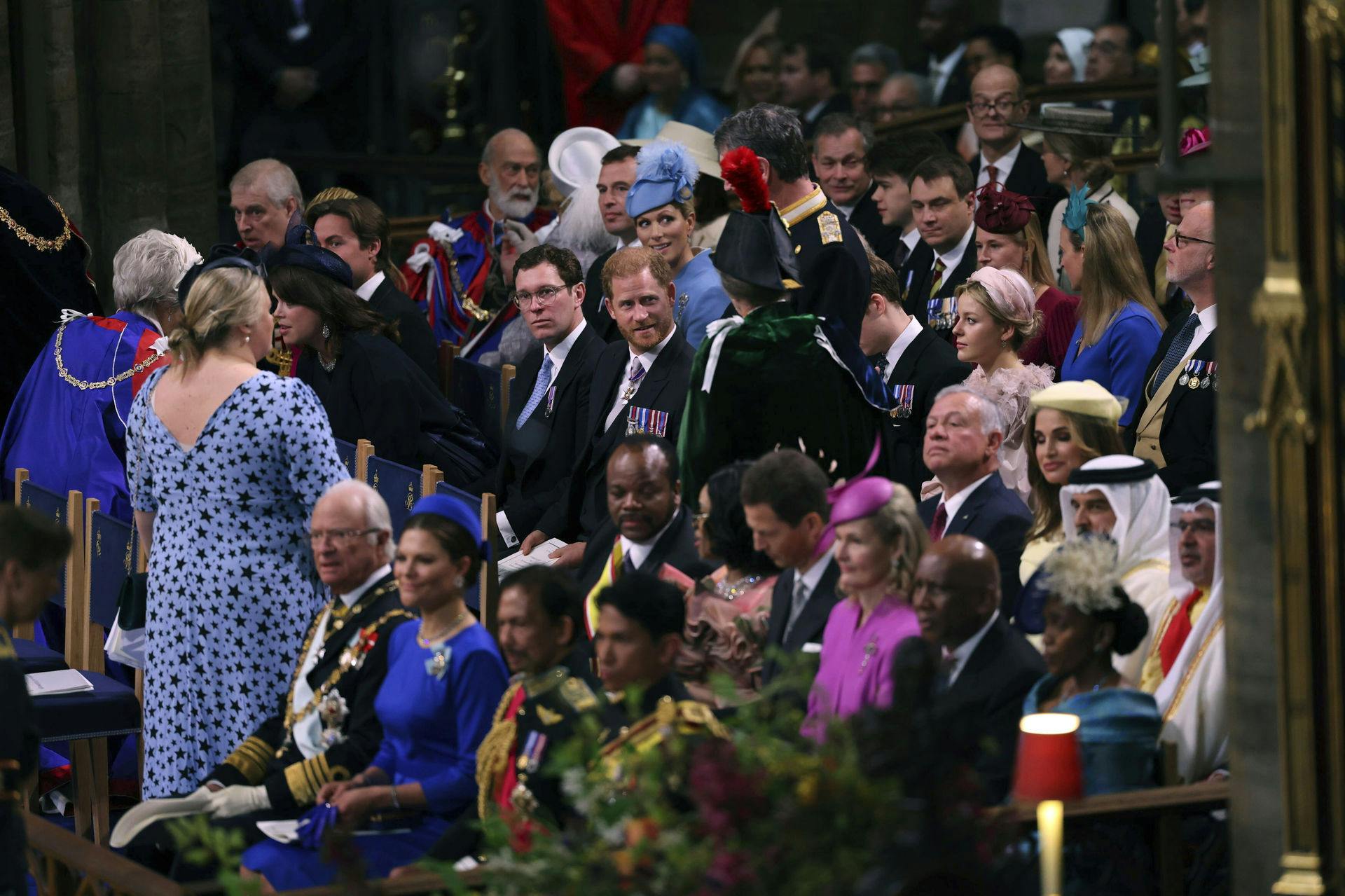 Prins Harry hilser på prinsesse Anne.