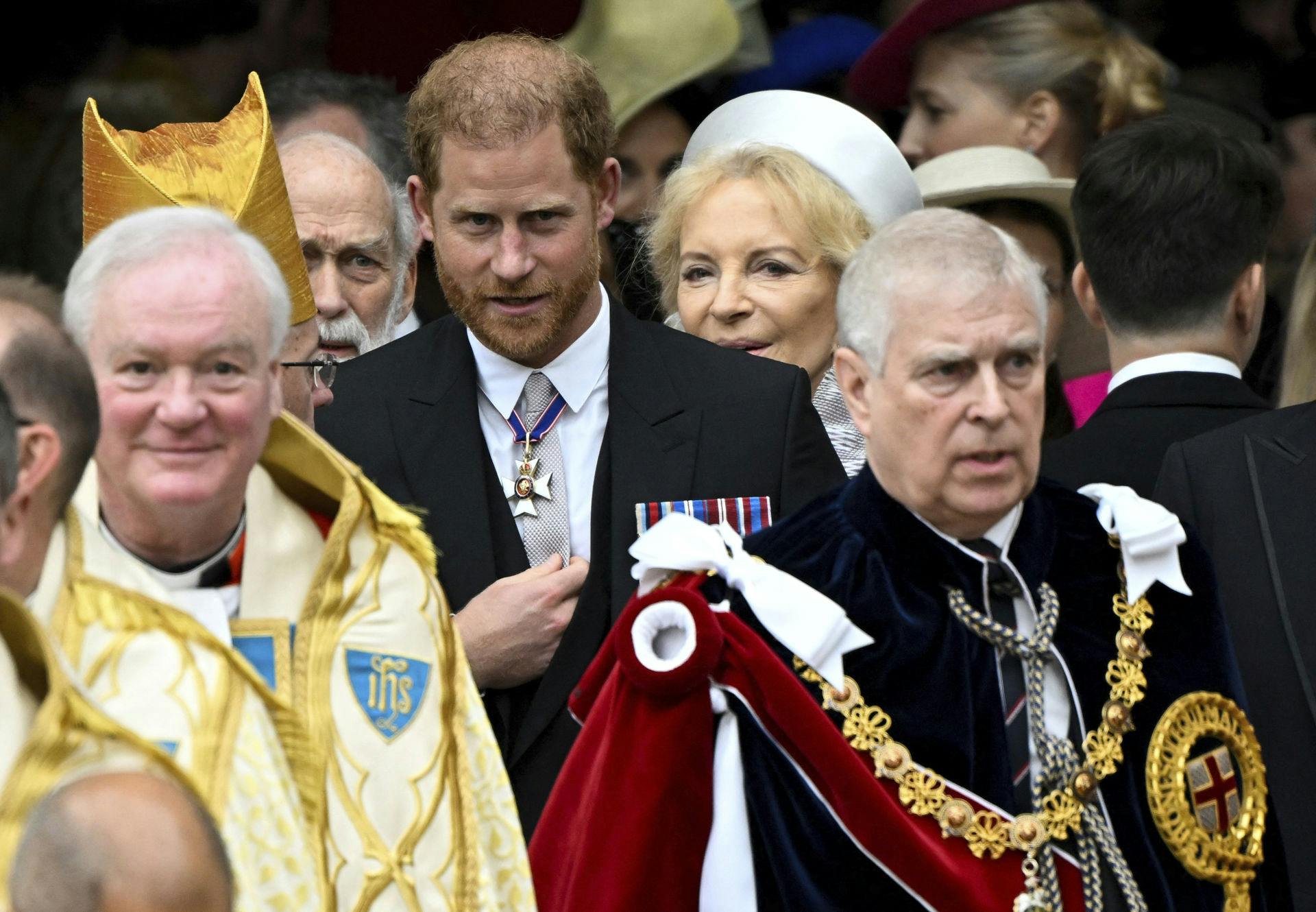 Prins Harry bag prins Andrew. Begge prinser har i allerhøjeste grad opnået persona non grata-status i det engelske kongehus.
