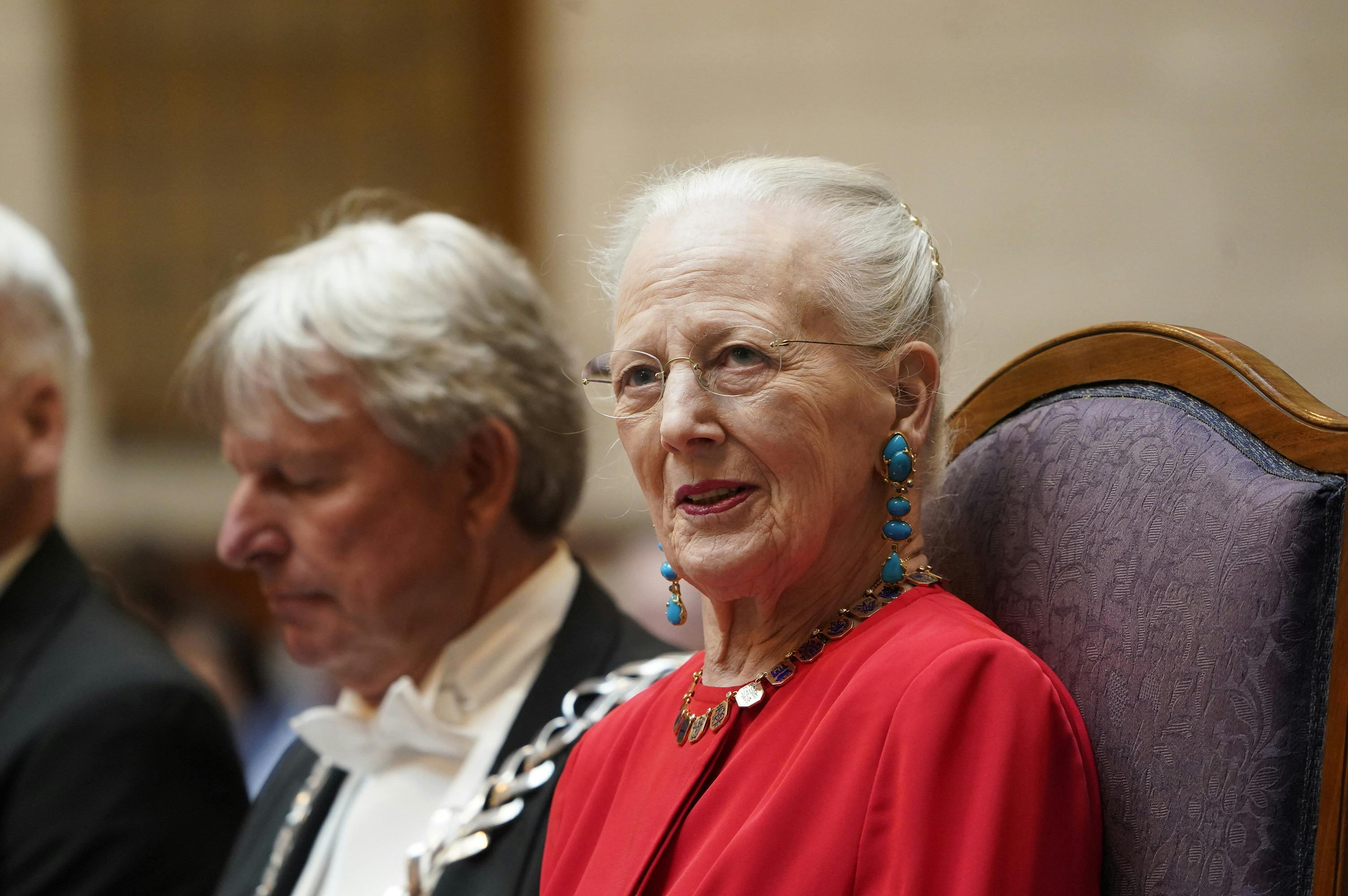 Dronning Margrethe er tilbage i arbejdstøjet efter sin store rygoperation.
