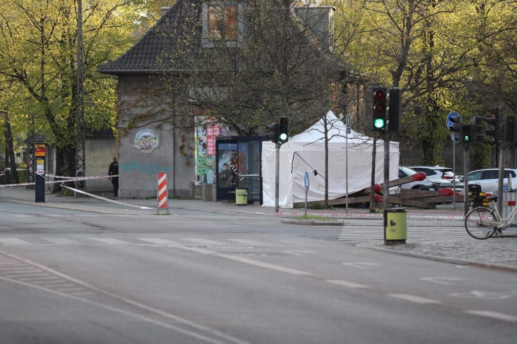 Politiet er tidlig tirsdag morgen til stede på Enghavevej/Ny Carlsberg Vej i København, da en person er fundet død.