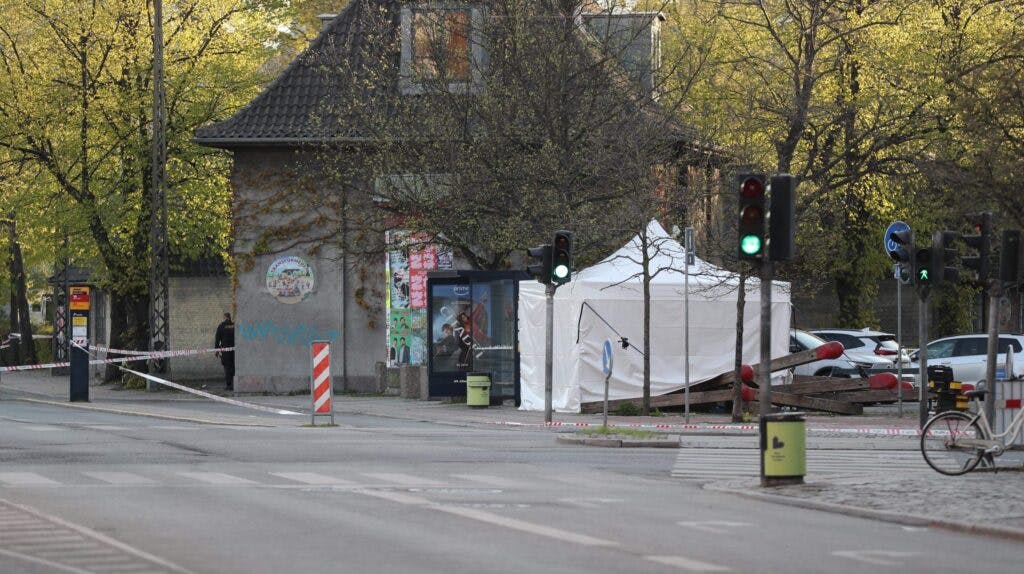 Politiet er tidlig tirsdag morgen til stede på Enghavevej/Ny Carlsberg Vej i København, da en person er fundet død.