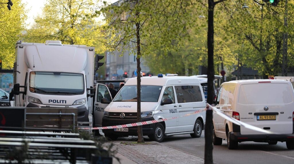 Politiet er tidlig tirsdag morgen til stede på Enghavevej/Ny Carlsberg Vej i København, da en person er fundet død.