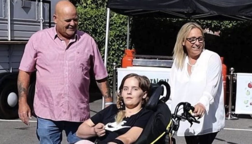 22-årige Angel Lynn blev svært hjerneskadet, da hun forsøgte at flygte fra sin voldelige og kontrollerende kæreste. BBC vil bringe en dokumentar, der følger hendes genoptræning. 