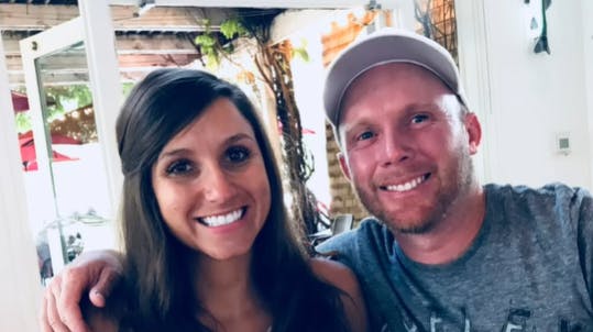 Kouri skrev en bog om at bearbejde sorgen efter sin mands pludselige død. Nu mener politiet, at hun selv står bag drabet på ham. 