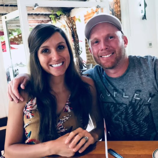 Kouri skrev en bog om at bearbejde sorgen efter sin mands pludselige død. Nu mener politiet, at hun selv står bag drabet på ham. 