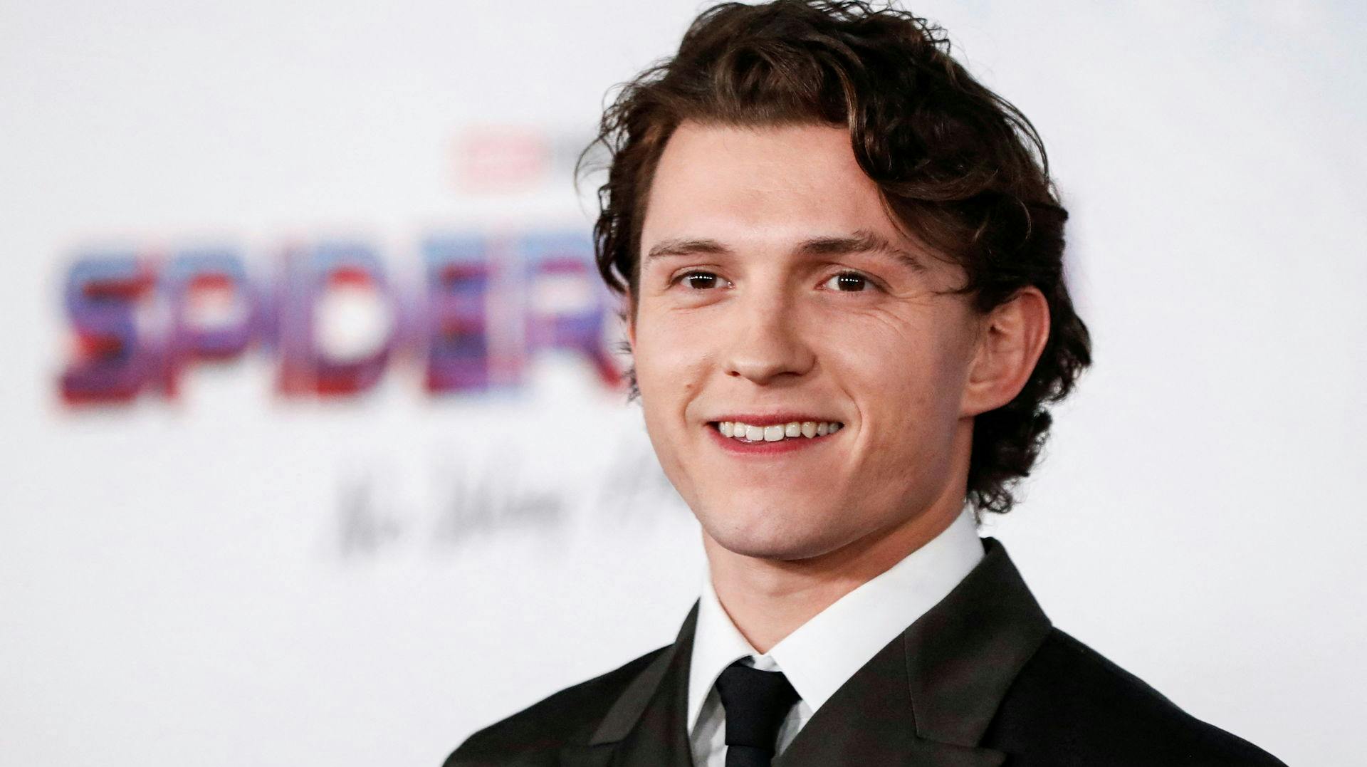 Tom Holland har været ædru i et år, afslører han nu.