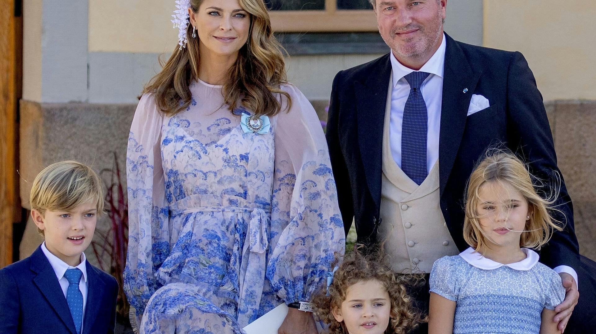 Prinsesse Leonora (længst til højre), der har brækket armen. Det har fået prinsesse Madeleine til at aflyse en stor Sverige-tur.