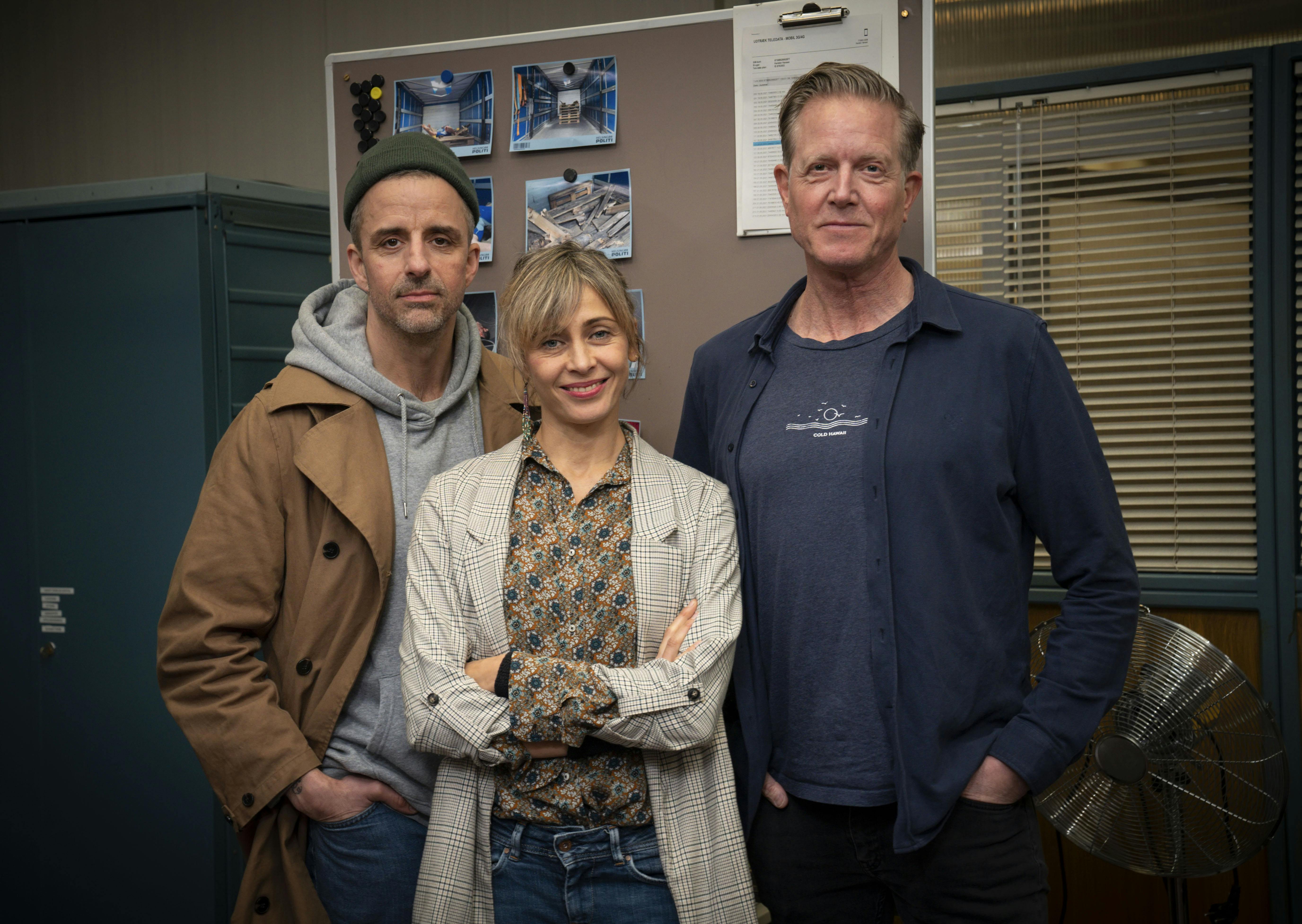 Peter Mygind, Laura Drasbæk og Andr'e Babikian fik noget uventet på besøg på settet af "Sommerdahl" fra en meget stor Peter Mygind-fan.