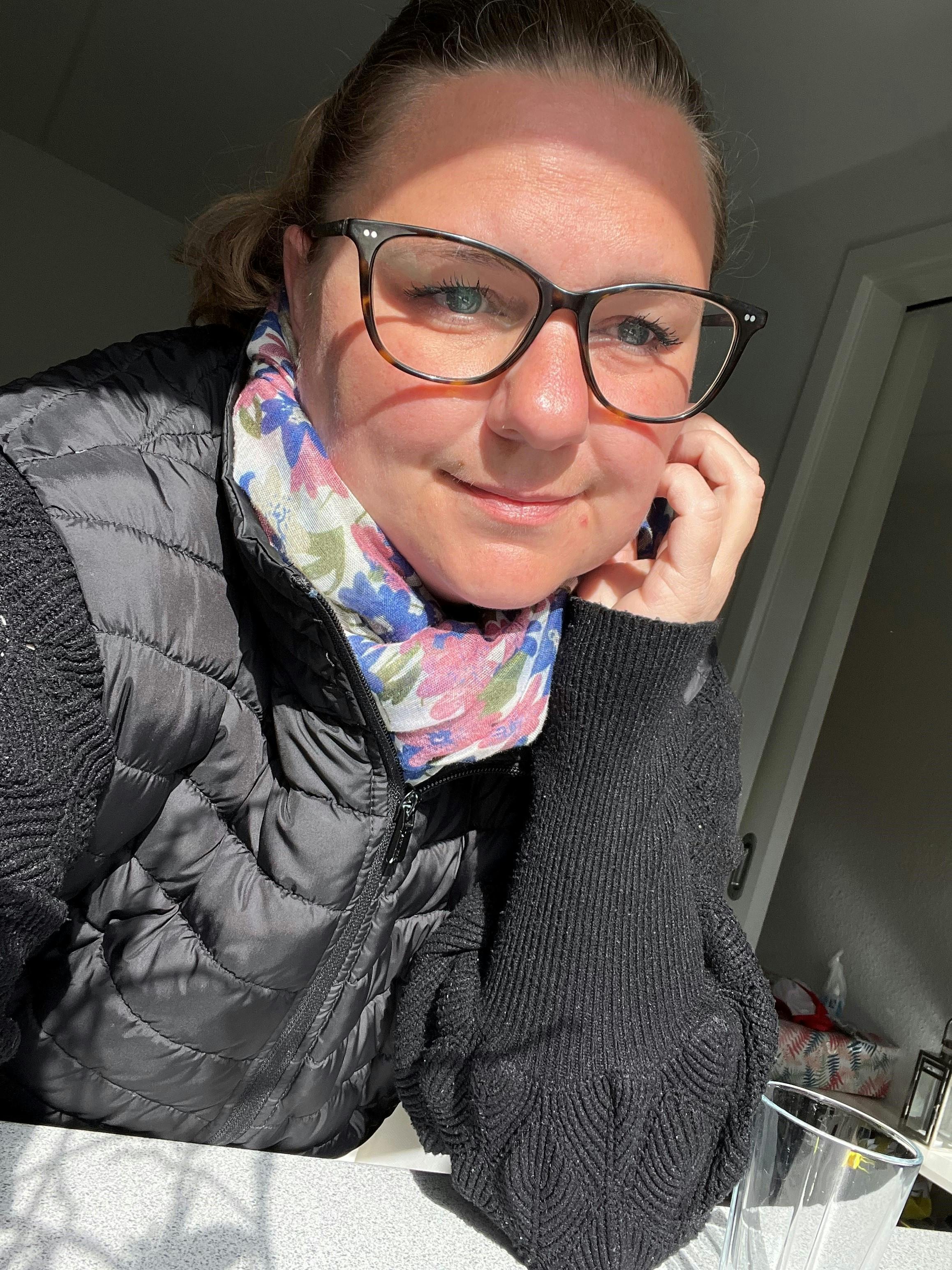 Karina bruger over 11 timer på mobilen om dagen