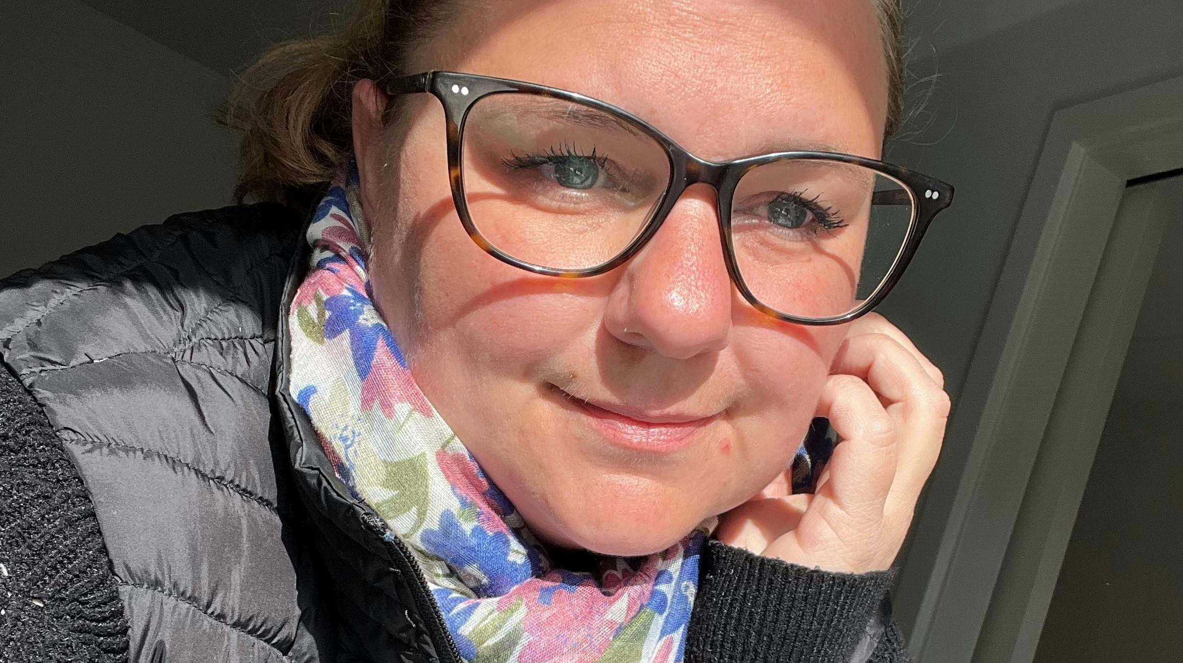 Karina bruger over 11 timer på mobilen om dagen