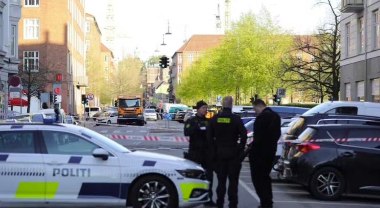 Politiet var tidlig tirsdag morgen til stede på Enghavevej/Ny Carlsberg Vej i København, efter en mand blev fundet død