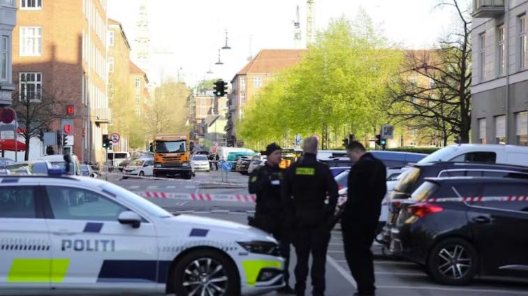 Politiet var tidlig tirsdag morgen til stede på Enghavevej/Ny Carlsberg Vej i København, efter en mand blev fundet død