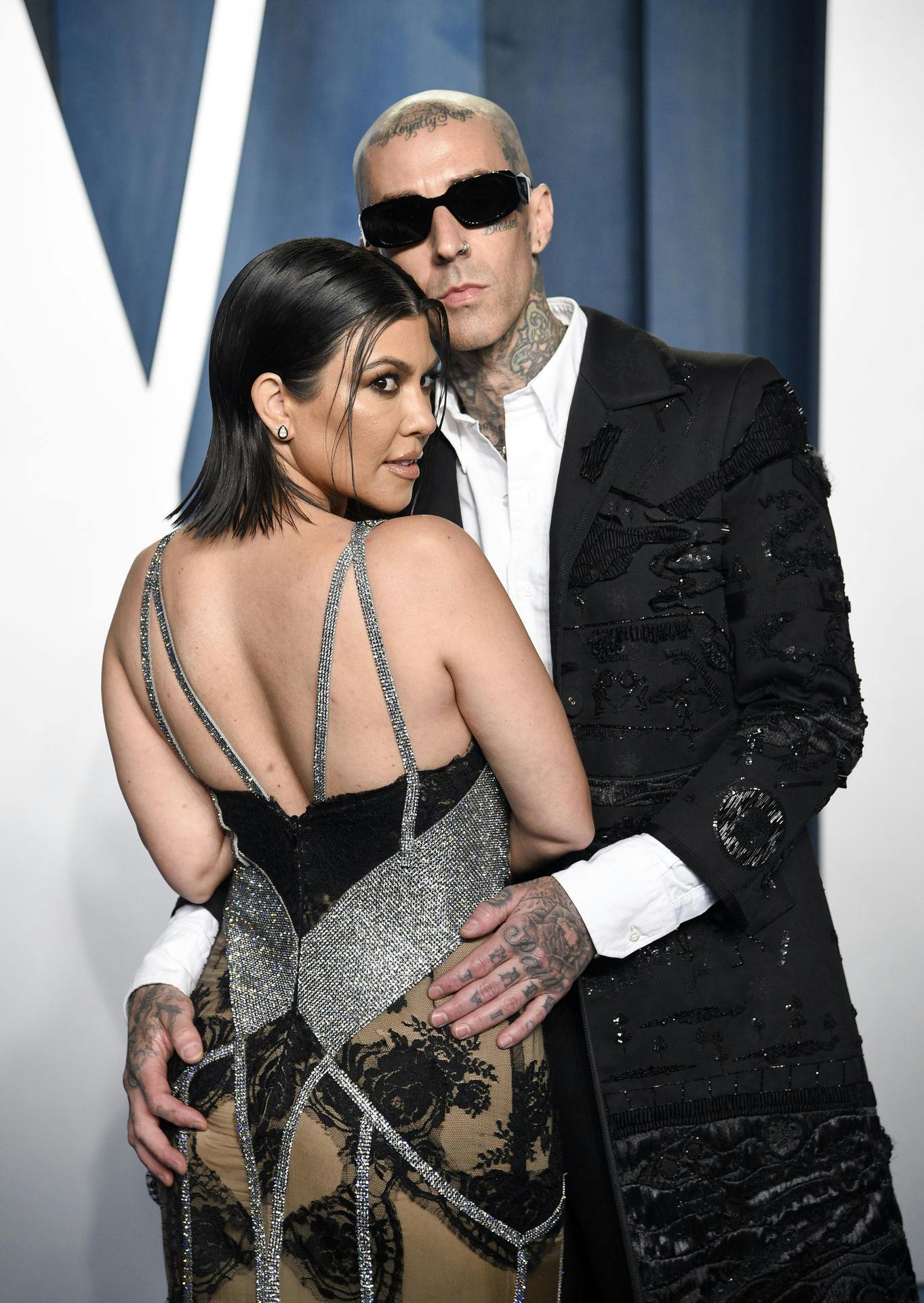Travis Barker har svært ved at holde fingrene fra sin hustru, når parret dukker op på den røde løber. 