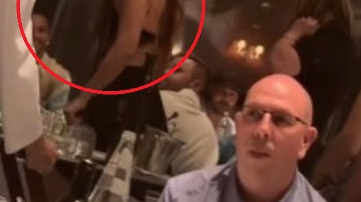 Her ses Lewis Hamilton og Shakira.