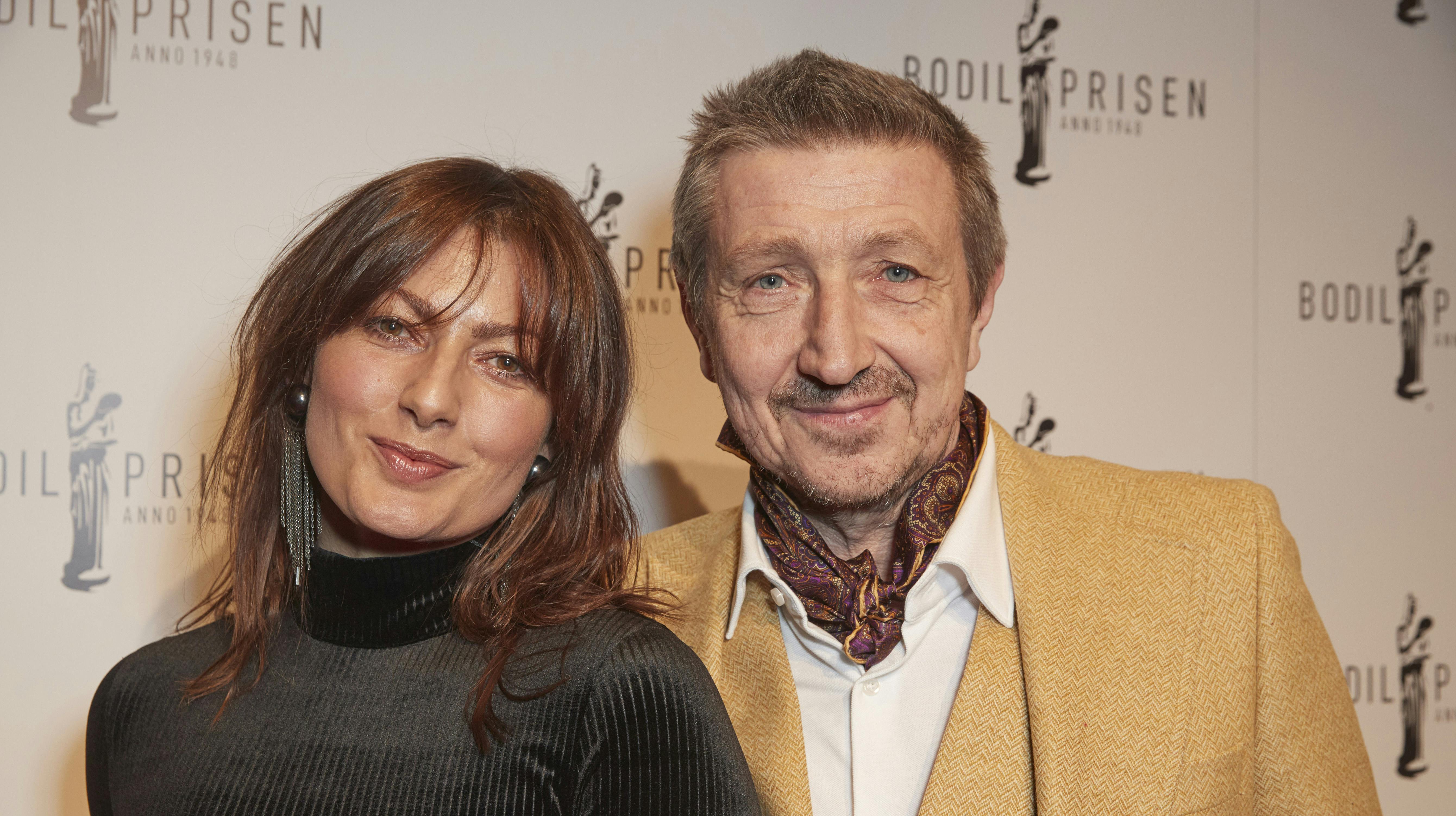 Parret forsøger ihærdigt at undslippe efterforskerene, der er lige i hælene på dem.