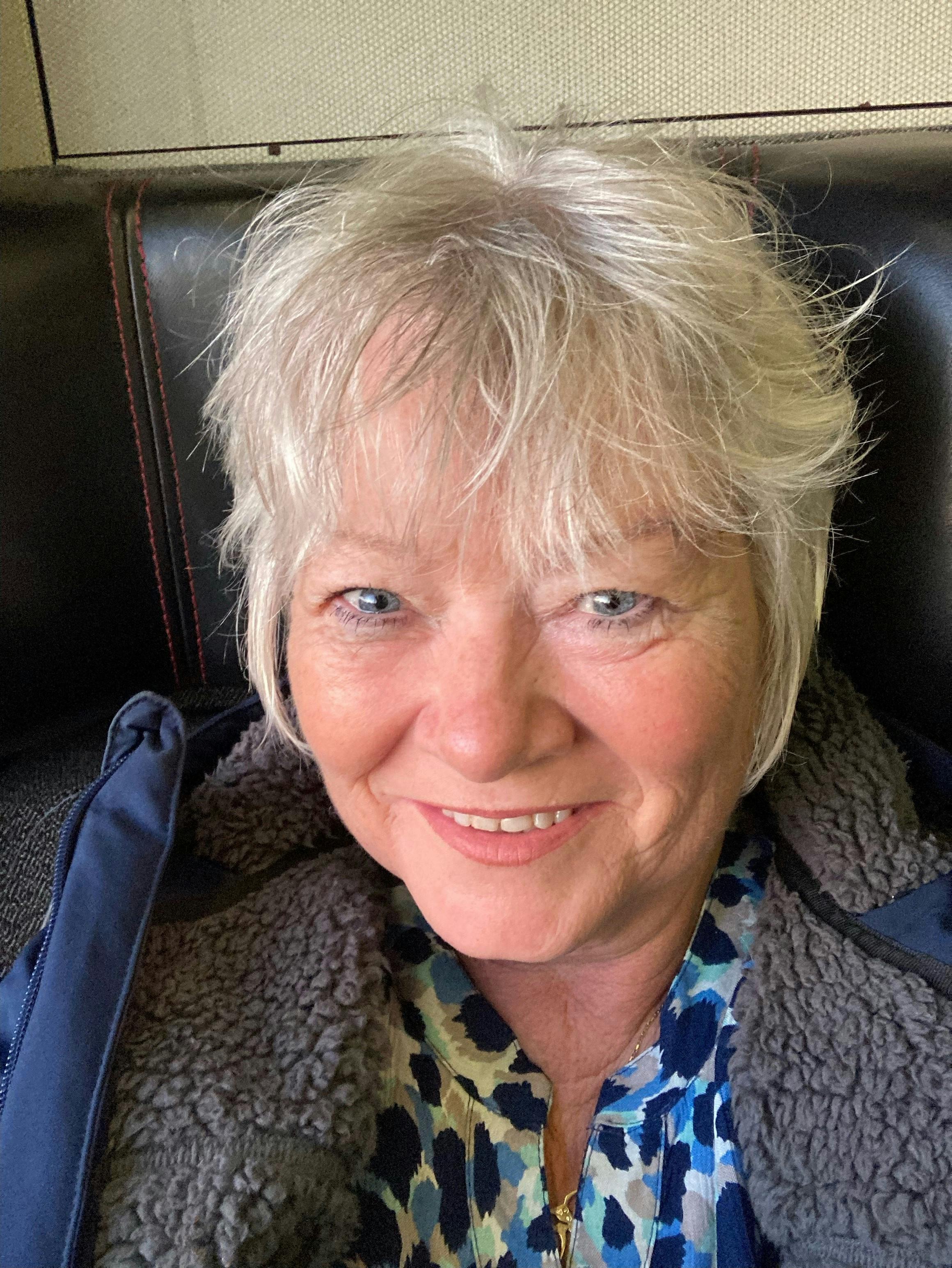 Til daglig arbejder Bettina som skolepædagog. 