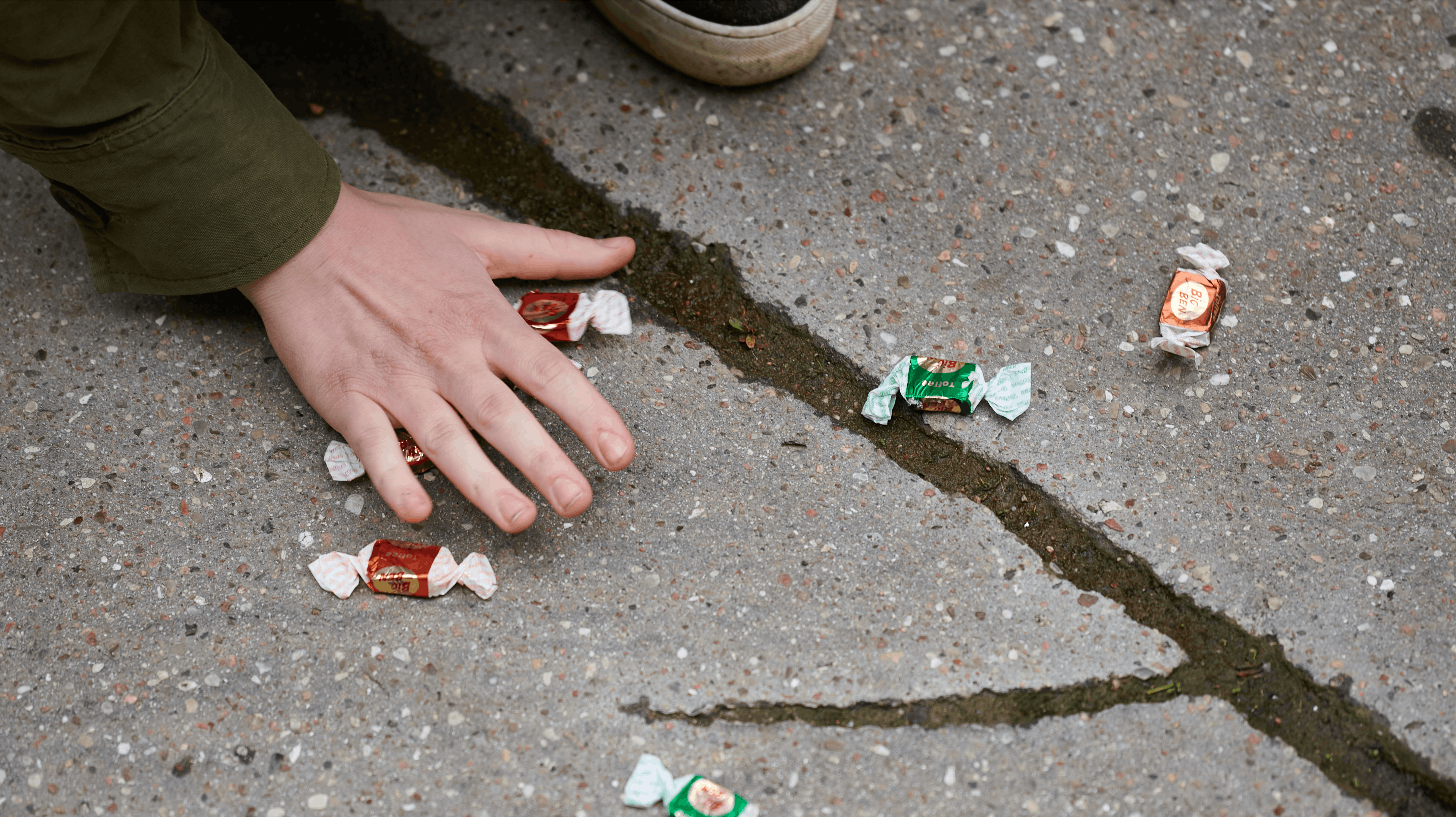 Der er blevet fundet knappenåle og tegnestifter i Carlettis karameller. 