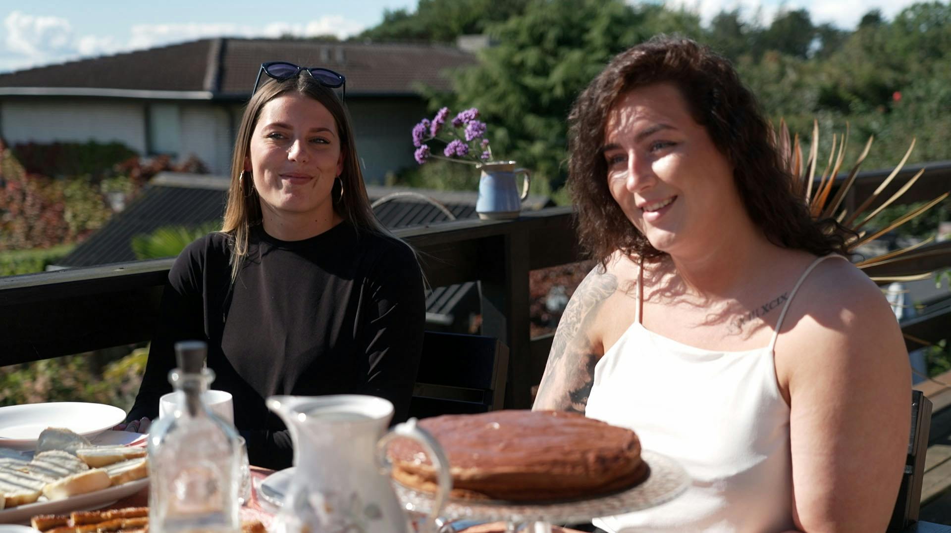 Josephine (til venstre) og Maja (til højre) håber begge på at kunne forlade programmet med Mads under armen. 