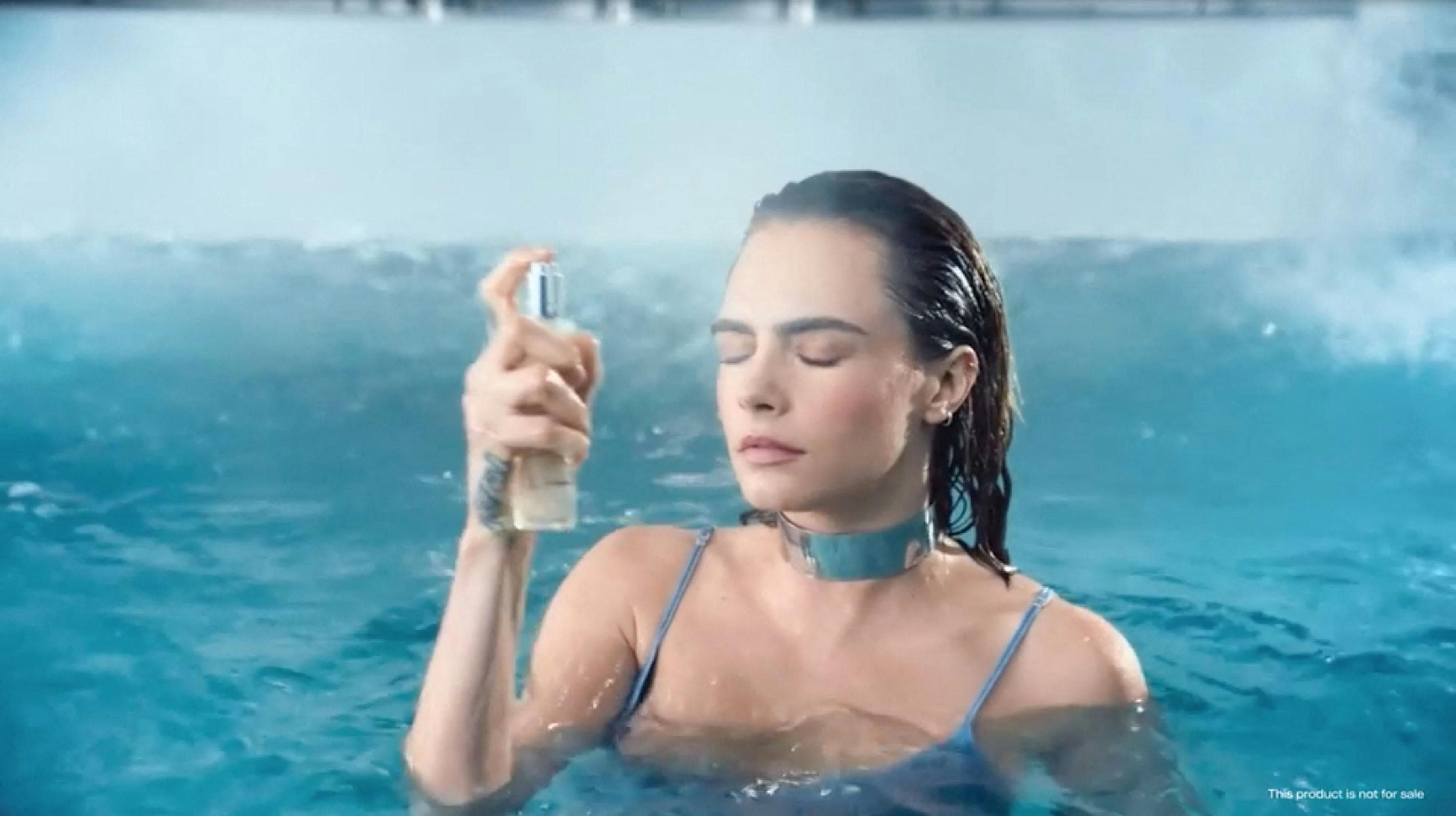 Cara Delevingne demonstrerer, hvor rent Vattenfalls nye ansigtsmist er ved at at spraye den i ansigtet. 