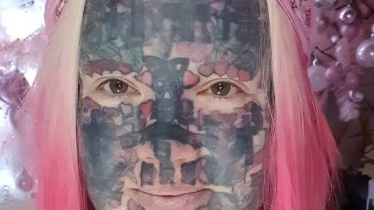 46-årige Melissa Sloan er udsmykket med adskillige tatoveringer - men særligt dem i ansigtet og på halsen gør tilsyneladende livet besværligt for den midaldrende mor.