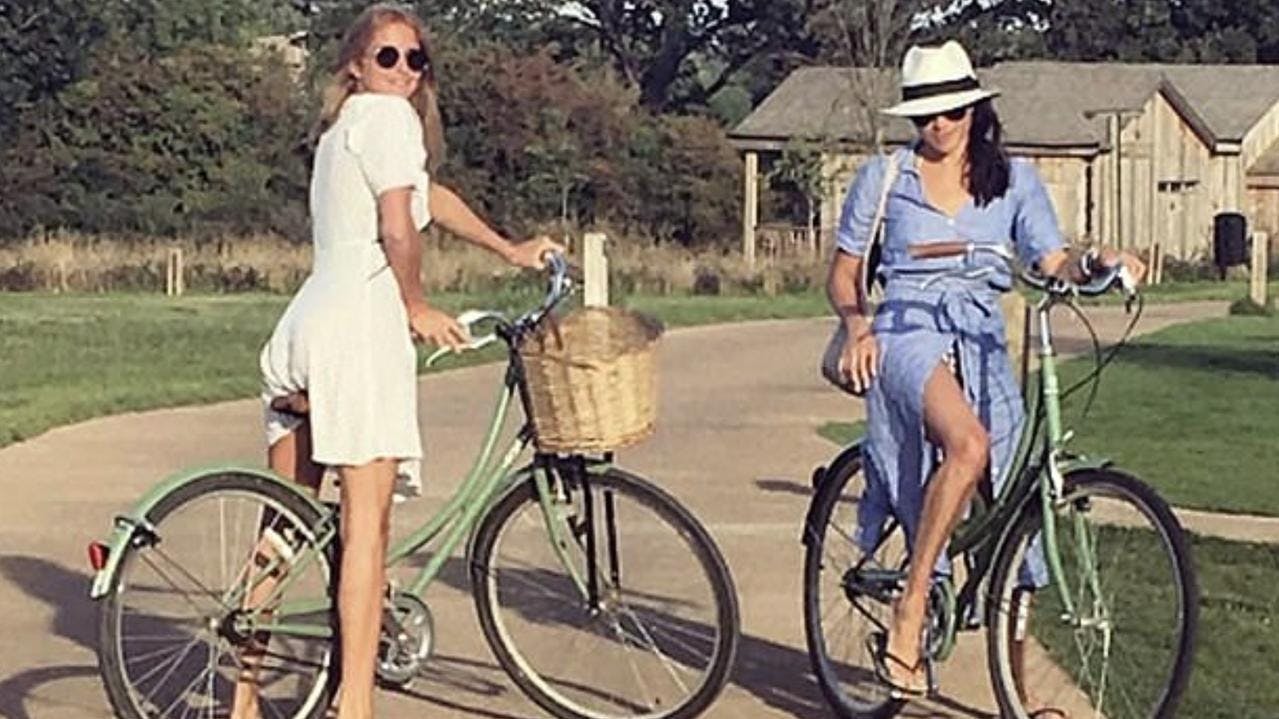 Meghan Markle og Millie Mackintosh delte det her billede på Instagram, da de stadig var veninder.