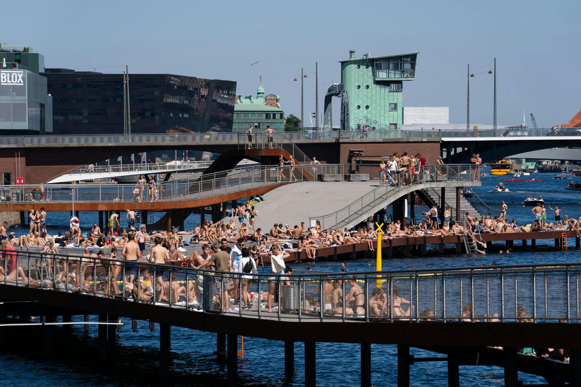 Nu bliver det varmt, og det betyder, at der kommer flere mennesker med musik på de offentlige områder i de dansker byer.
