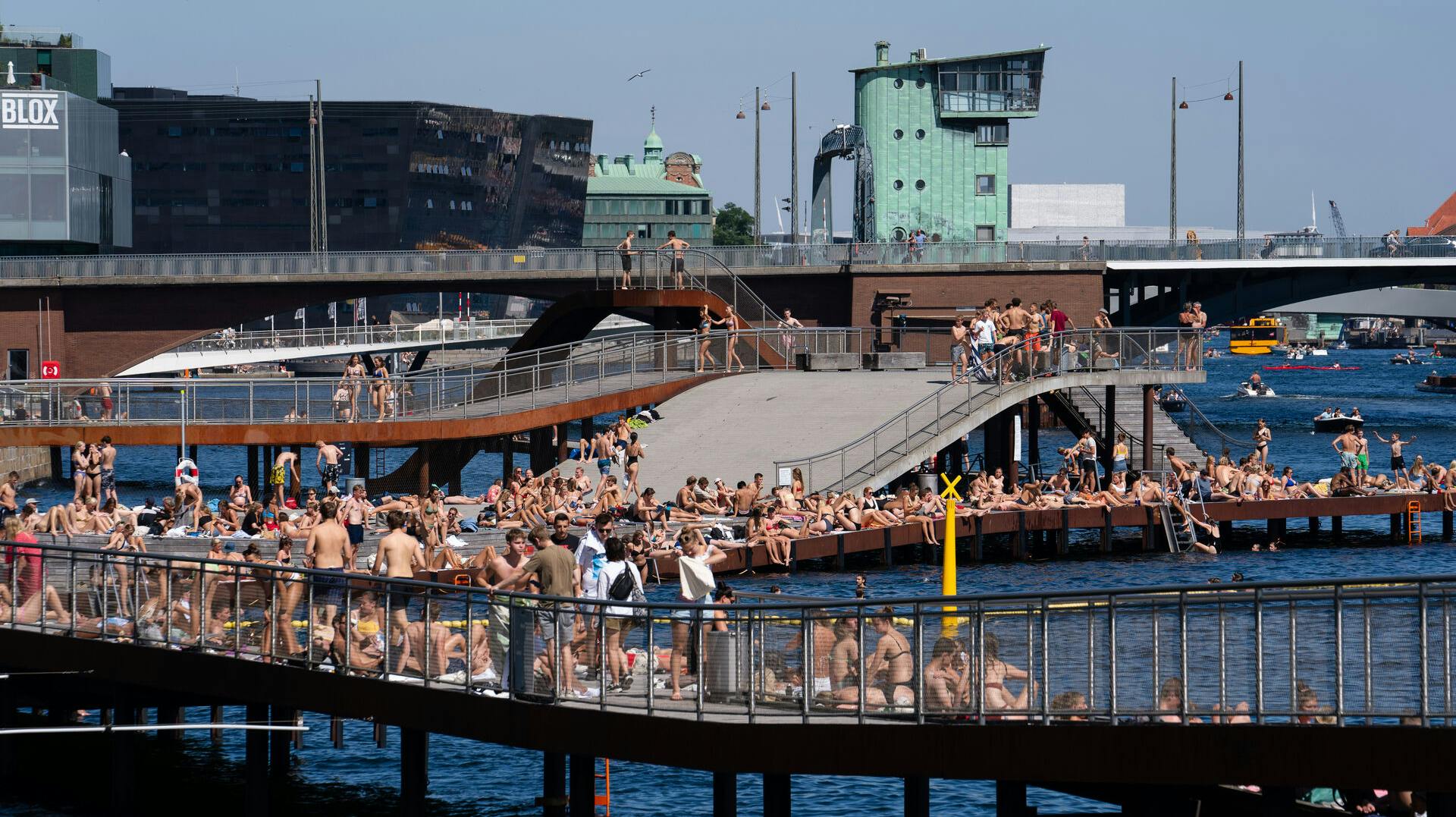 Nu bliver det varmt, og det betyder, at der kommer flere mennesker med musik på de offentlige områder i de dansker byer.