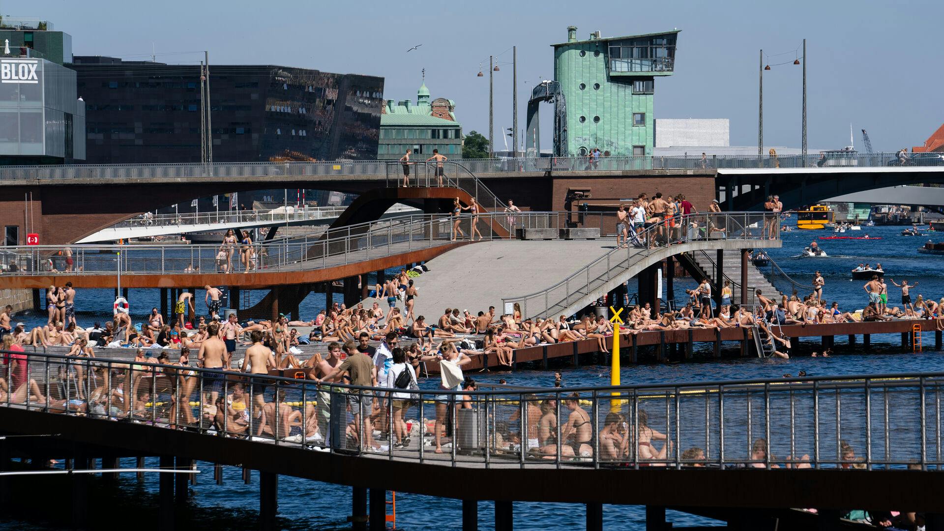 Nu bliver det varmt, og det betyder, at der kommer flere mennesker med musik på de offentlige områder i de dansker byer.
