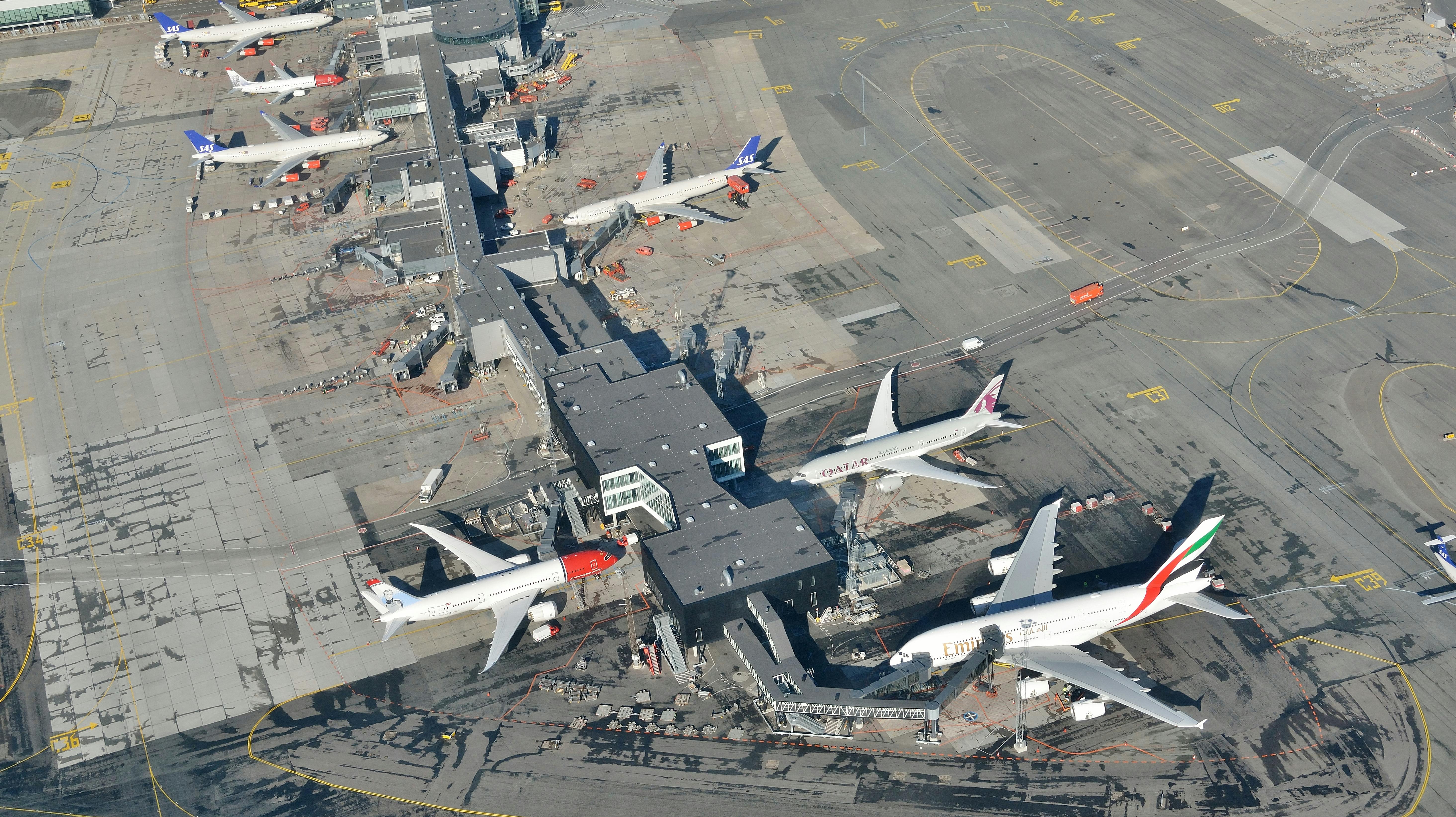 Fredag morgen er der stadig forsinkelser at vente, når man ankommer. Fredag aften kan man risikere op til to timers forsinkelse ved både ankomst og afgang.