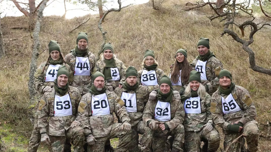 Deltagerne i sæson tre af "Stjerner i trøjen" er fra venstre mod højre: Camilla Dalsgaard, Frederik Fetterlein, Janni Ree, Sofie Stougaard, Jackie Navarro, Gustav Salinas, Patrik Wozniacki, Jonas Schmidt, Adam Ild Rohweder, Jan Linnebjerg, Nicoline Toft og Nicky Rosendahl Russell.