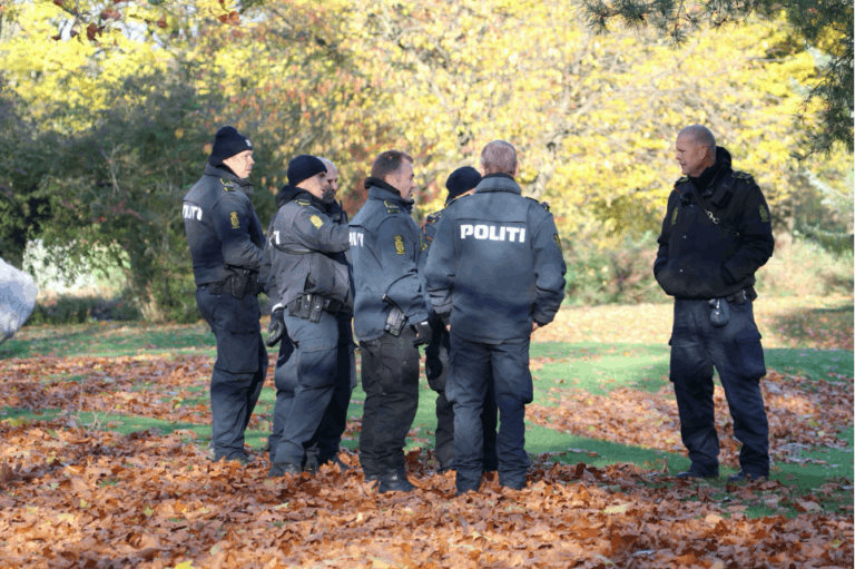 Politiet i Elverparken i Herlev efter drabet på Louise Borglit.
