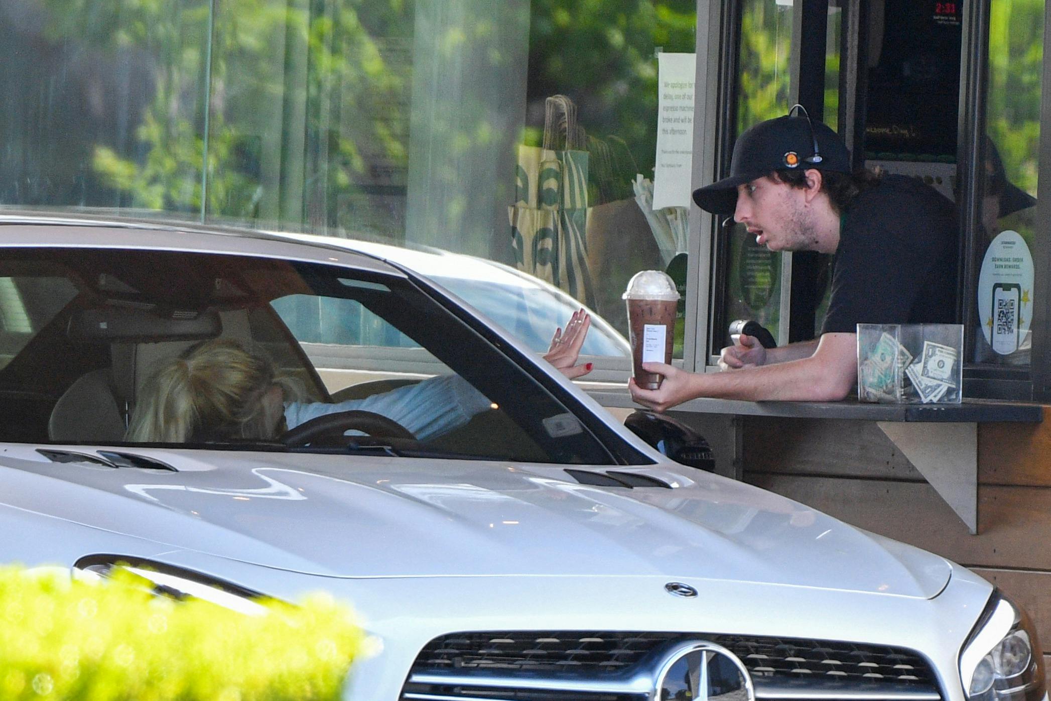 Britney i en Starbucks-drive-in i Los Angeles i juli 2021.
