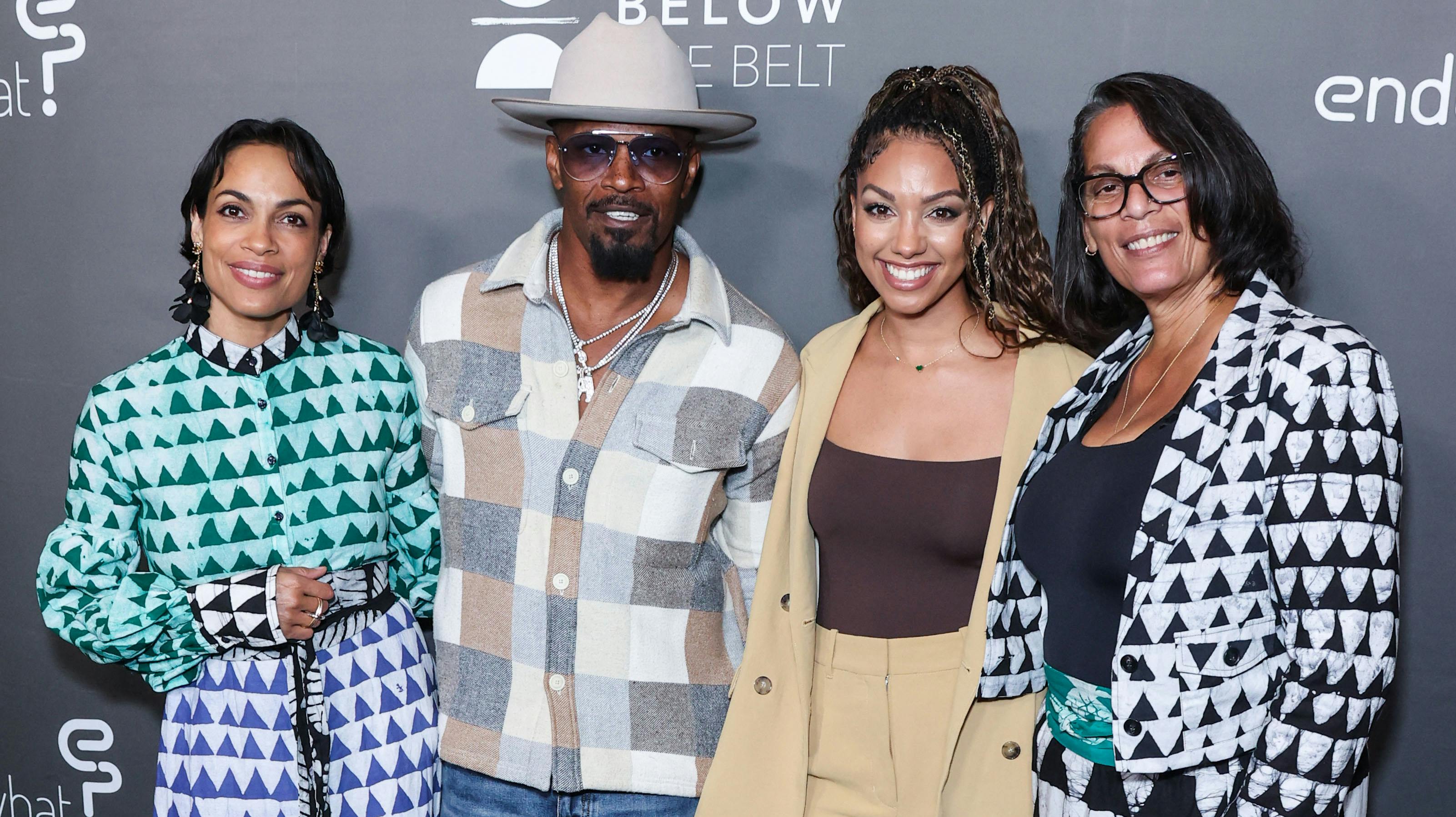 Her ses Jamie Foxx i oktober sidste år sammen med datteren, Corinne Foxx, der står til højre for ham på billedet her (i lyst tøj med brun top, red.).