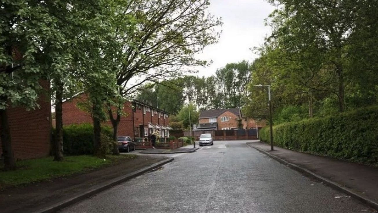 Det var i et&nbsp;hus på Hemsworth Road i Bolton, at manden blev fundet død. nbsp;