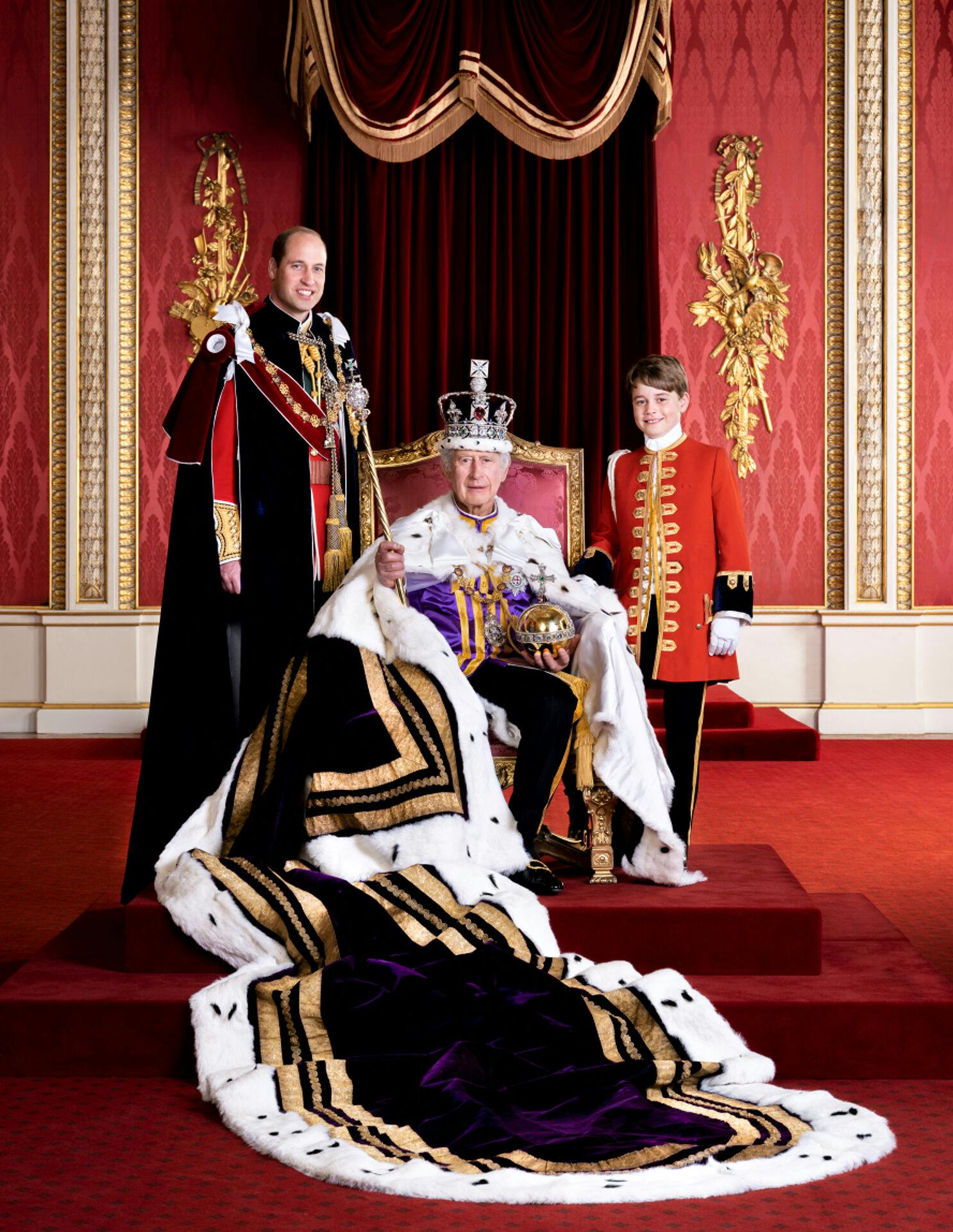Kong Charles III med sin søn, prins William (tv.) og Williams søn, den niårige prins George.