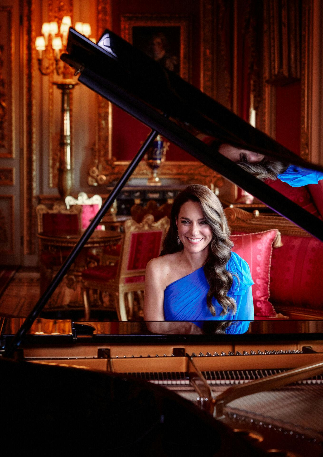 Kensington Palace har efterfølgende delt dette foto af hertuginde Kate ved et klaver.
